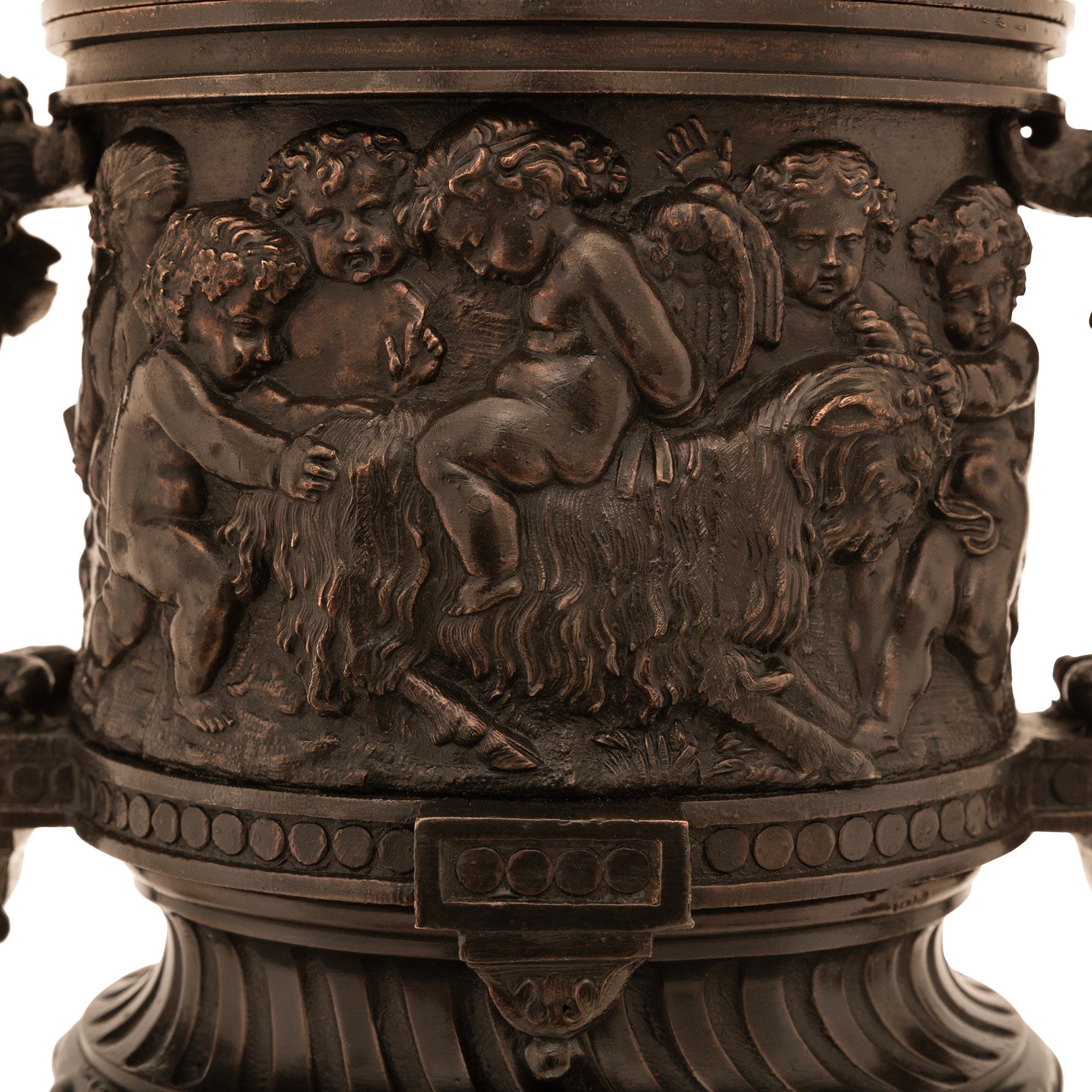 Bronzo Coppia di urne con coperchio in bronzo francesi del XIX secolo, timbrate P.H. Mourey in vendita