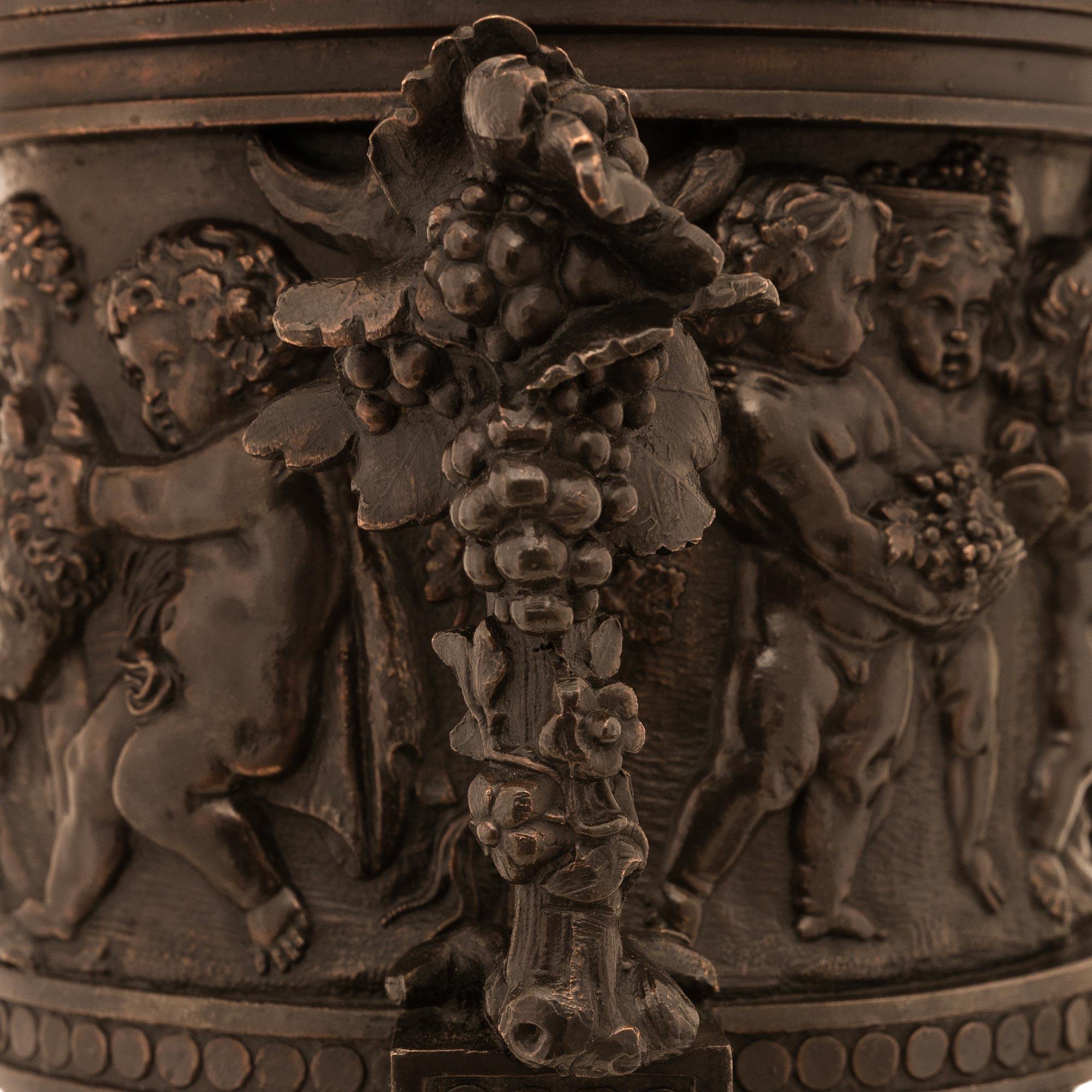 Coppia di urne con coperchio in bronzo francesi del XIX secolo, timbrate P.H. Mourey in vendita 1