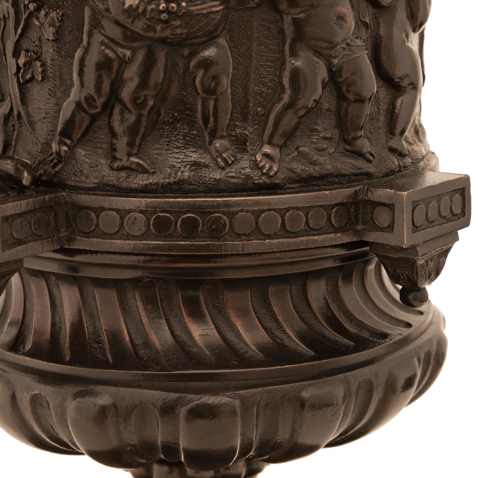 Coppia di urne con coperchio in bronzo francesi del XIX secolo, timbrate P.H. Mourey in vendita 2