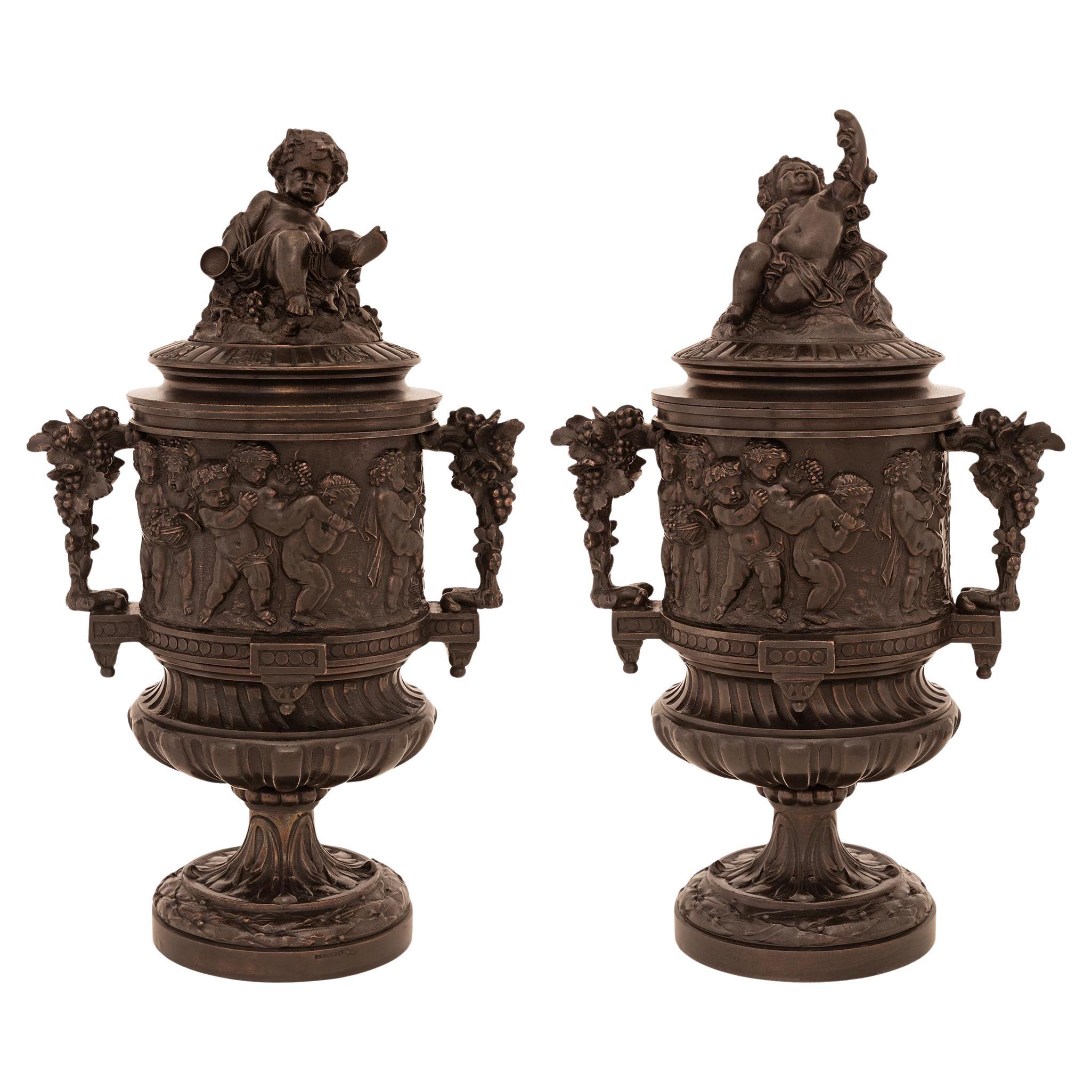 Coppia di urne con coperchio in bronzo francesi del XIX secolo, timbrate P.H. Mourey