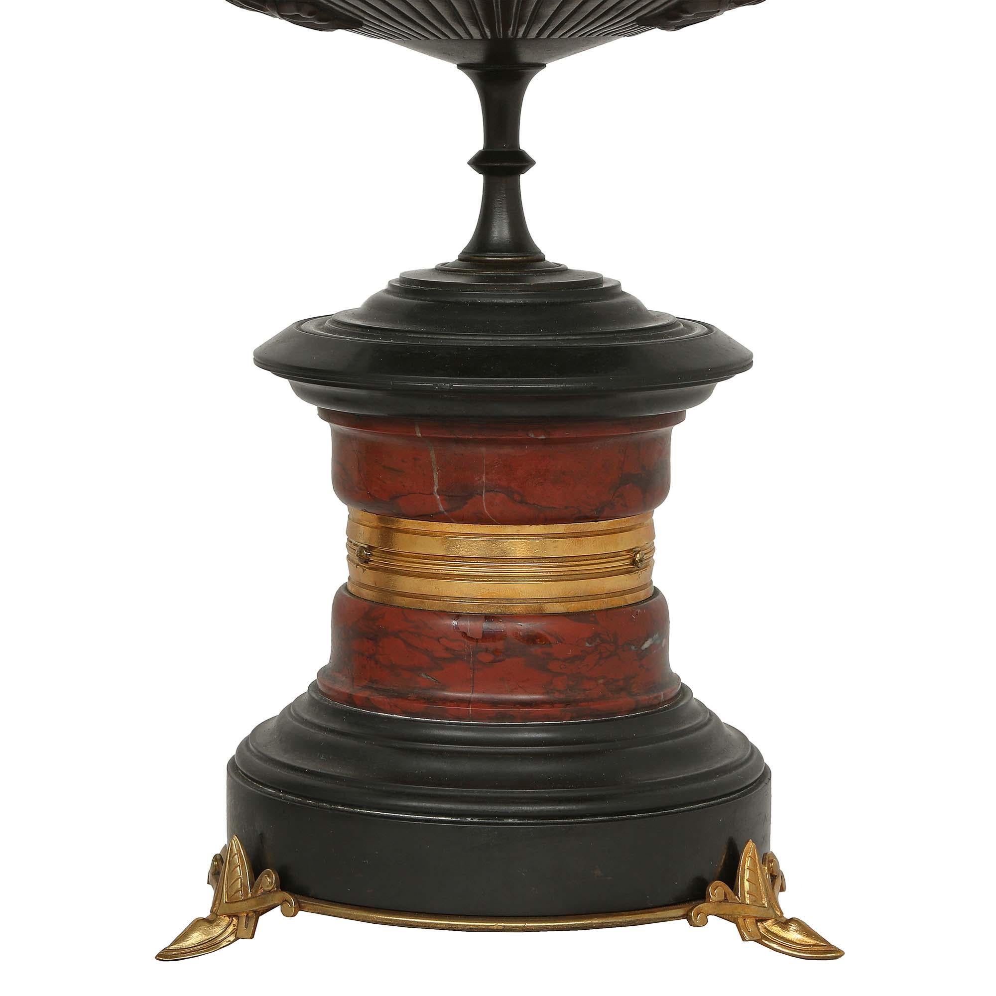 Coppia di tazze francesi del XIX secolo, in bronzo, marmo e ormolu, con coperchio in vendita 1
