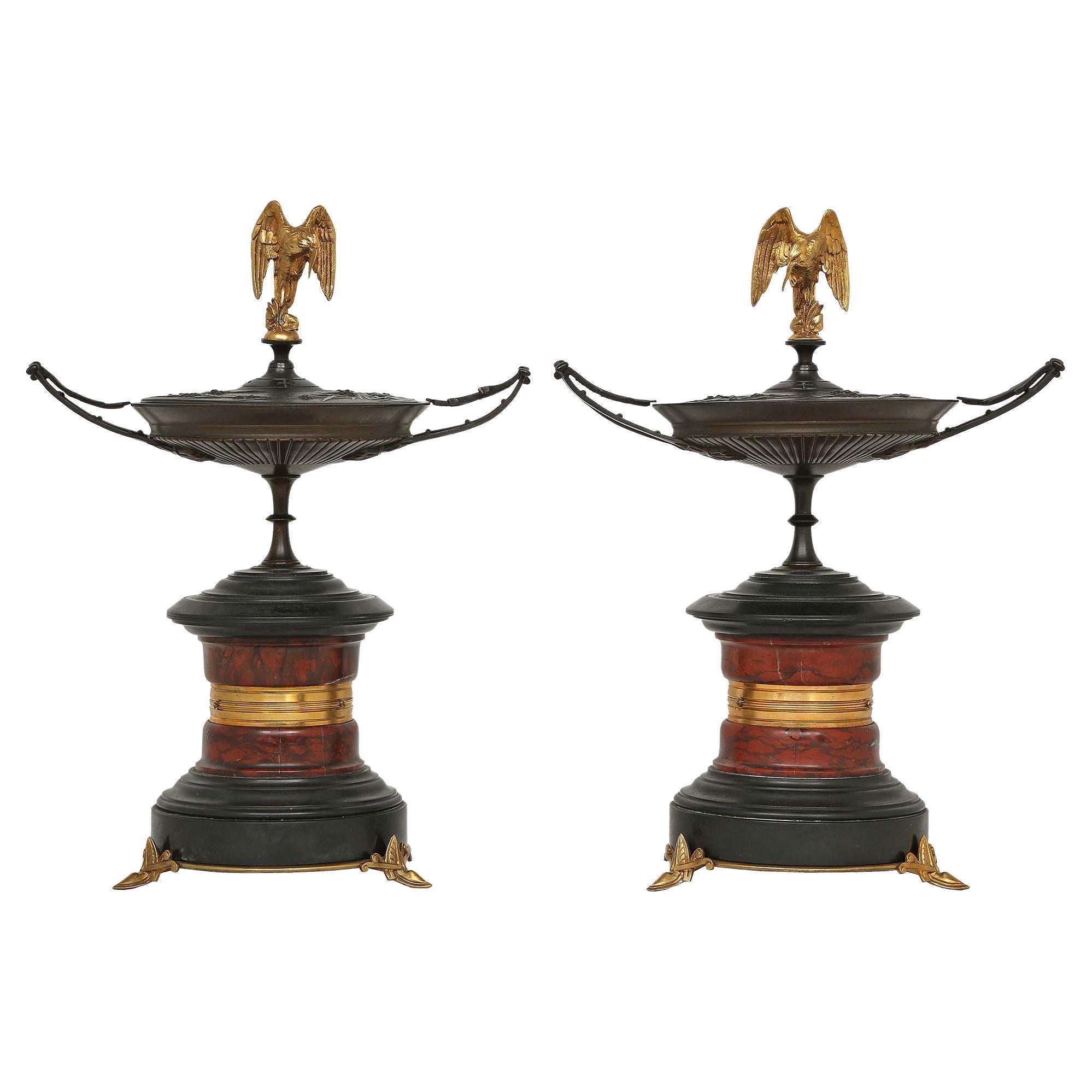 Paar französische Tazzas aus Bronze, Marmor und Goldbronze des 19. Jahrhunderts, mit Deckeln