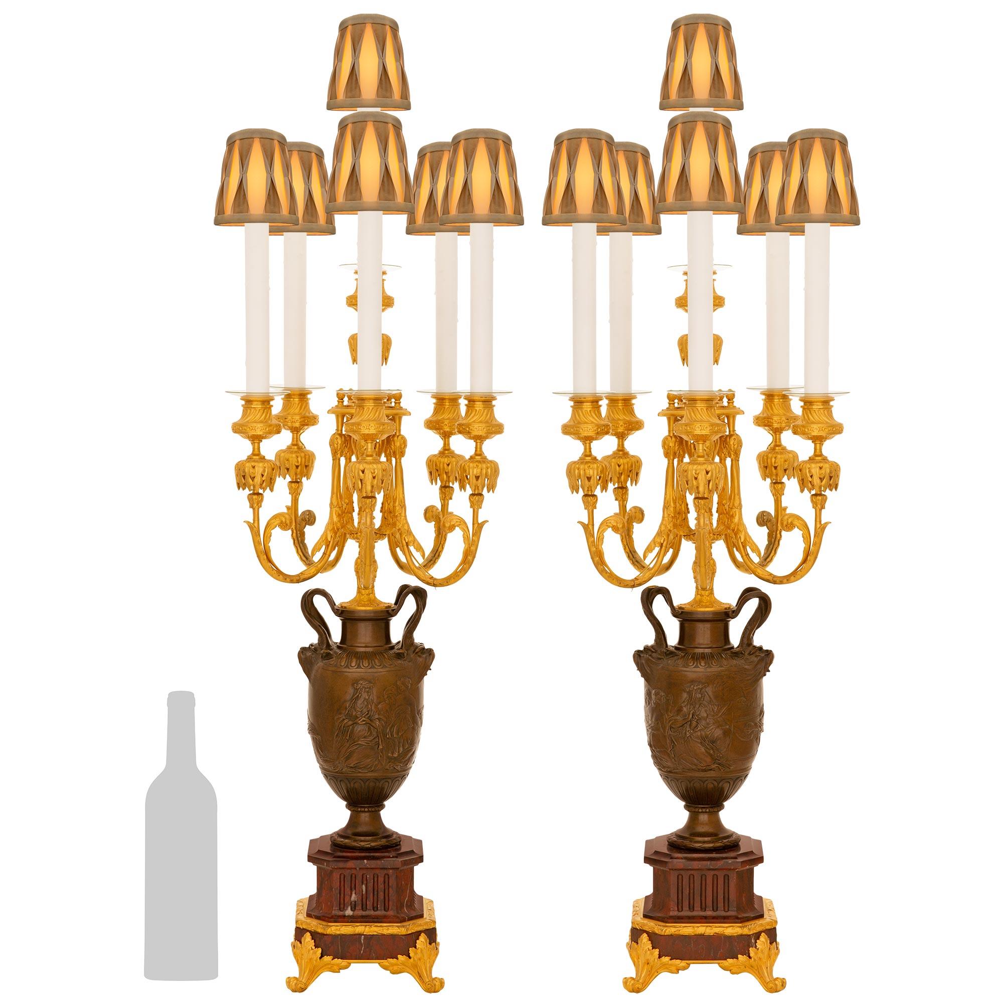 Una splendida coppia di lampade a candelabro francesi del XIX secolo in bronzo patinato, Ormolu e marmo Rouge Griotte, firmate Barbedienne. Ogni eccezionale candelabro elettrificato è sorretto da una bellissima base ottagonale in marmo Rouge Griotte
