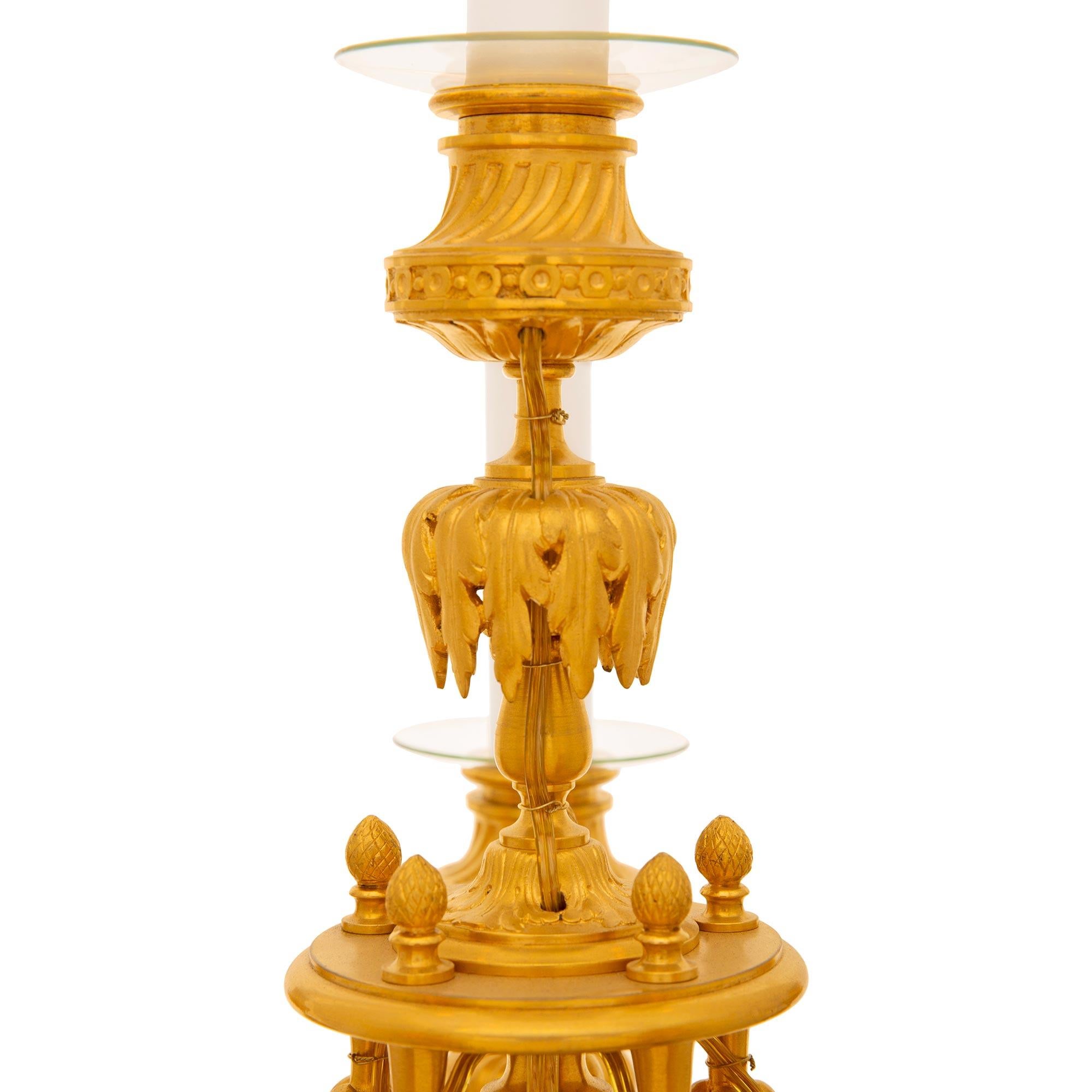 Patinato Coppia di lampade francesi del XIX secolo in bronzo, ormolu e marmo, firmate Barbedienne in vendita