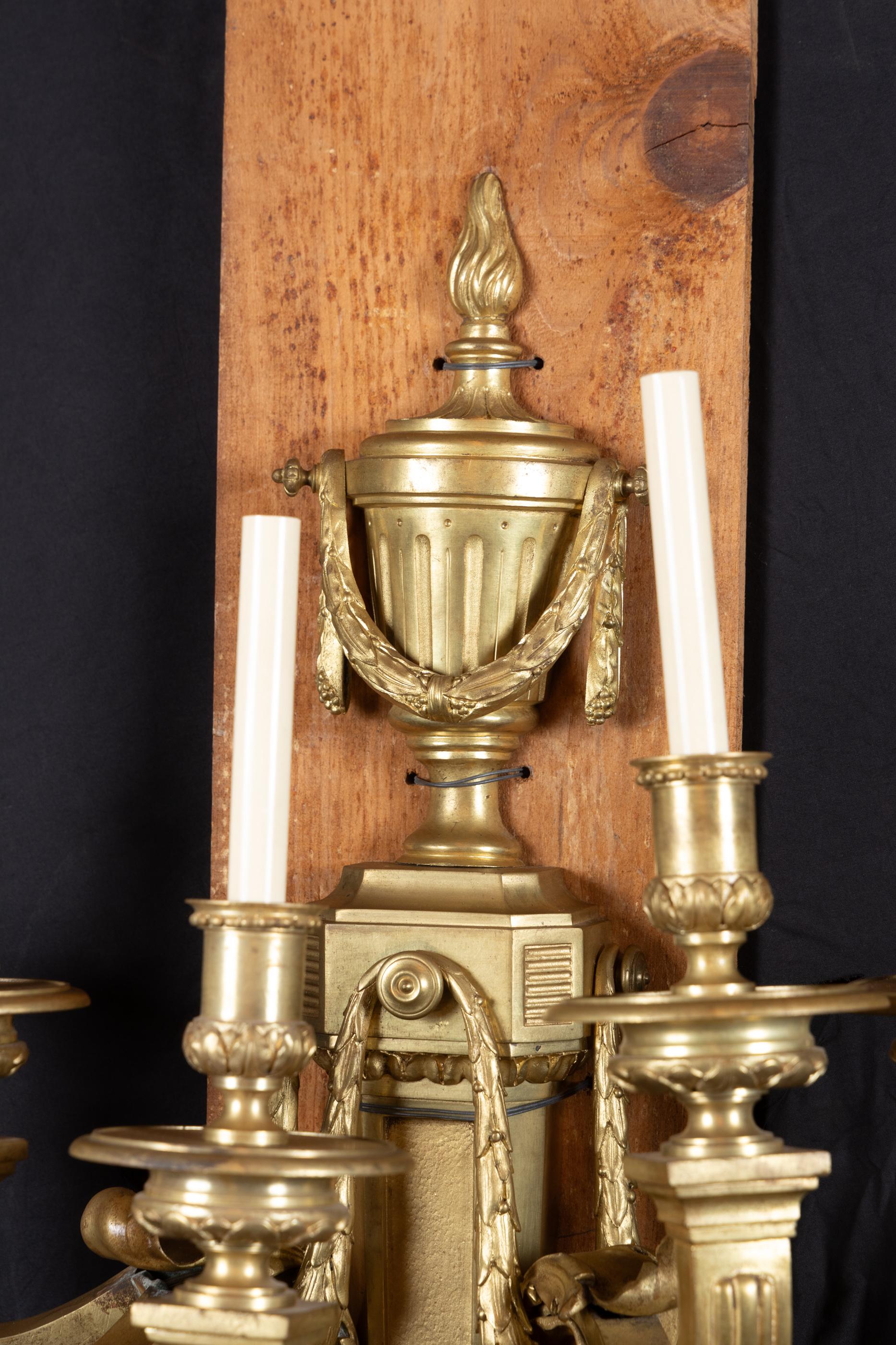 Paire d'appliques en bronze du XIXe siècle en vente 5