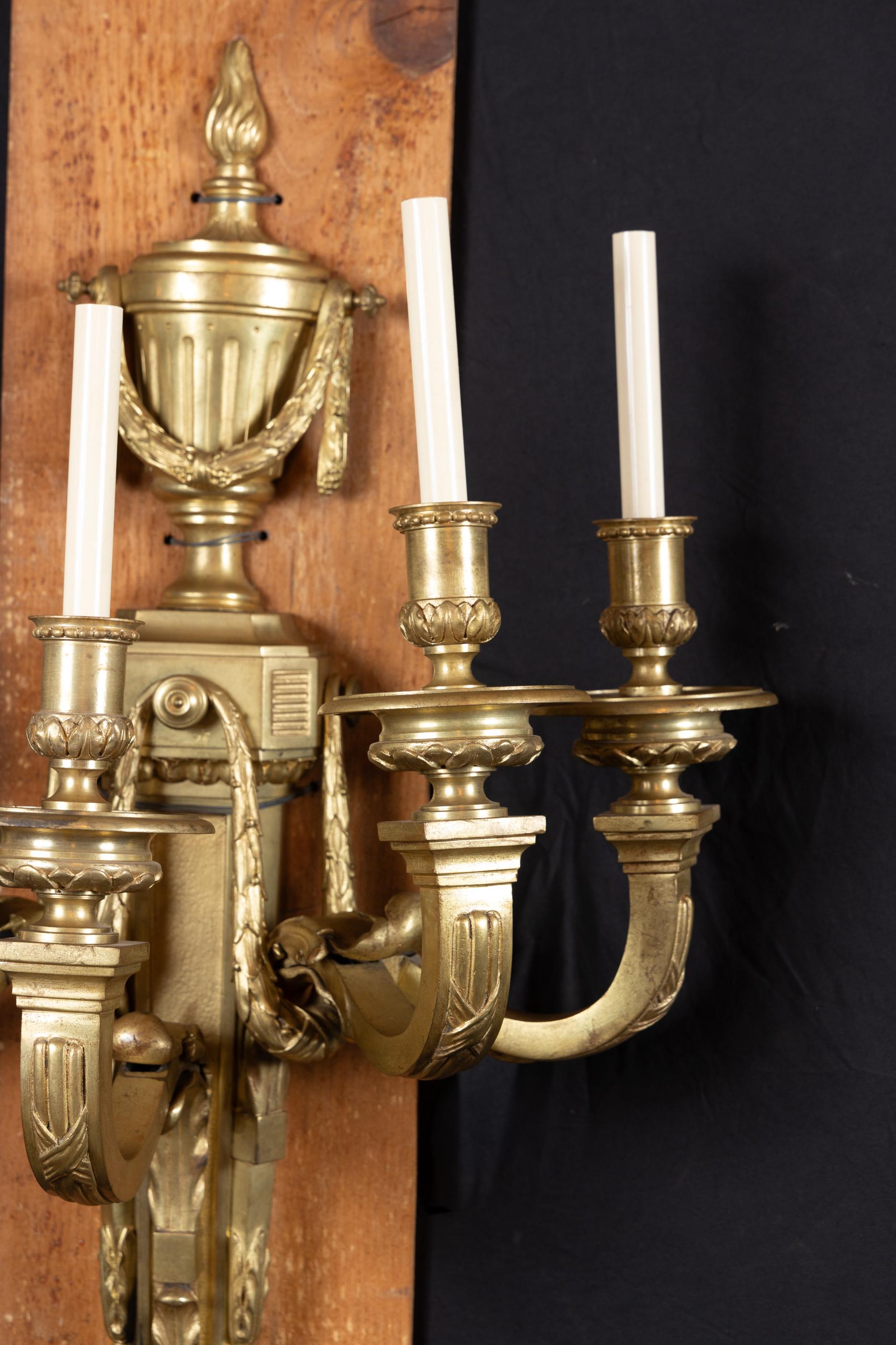 Paire d'appliques en bronze du XIXe siècle en vente 4