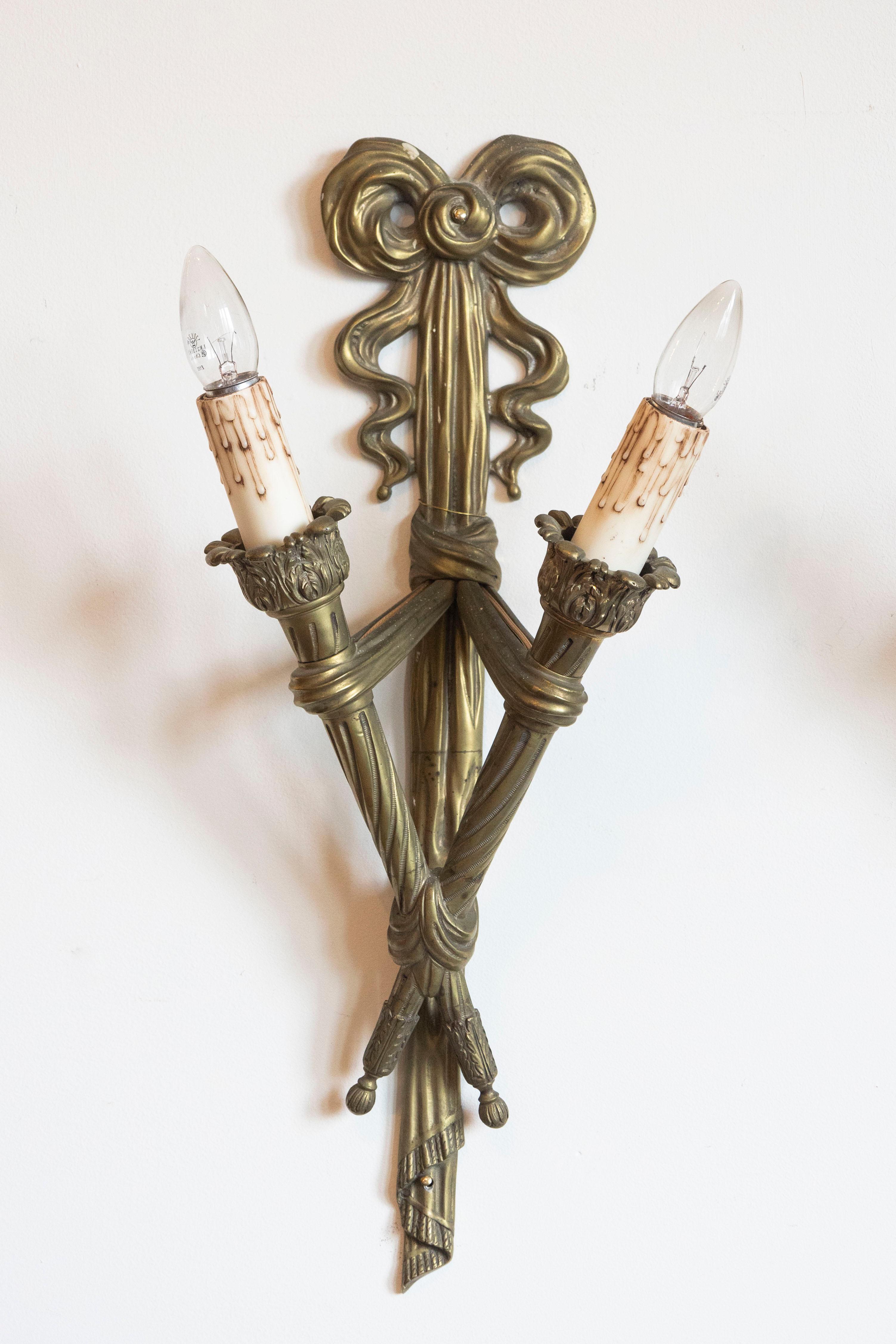 Français Paire d'appliques murales à deux lumières en bronze du 19e siècle, câblées, avec rubans. en vente