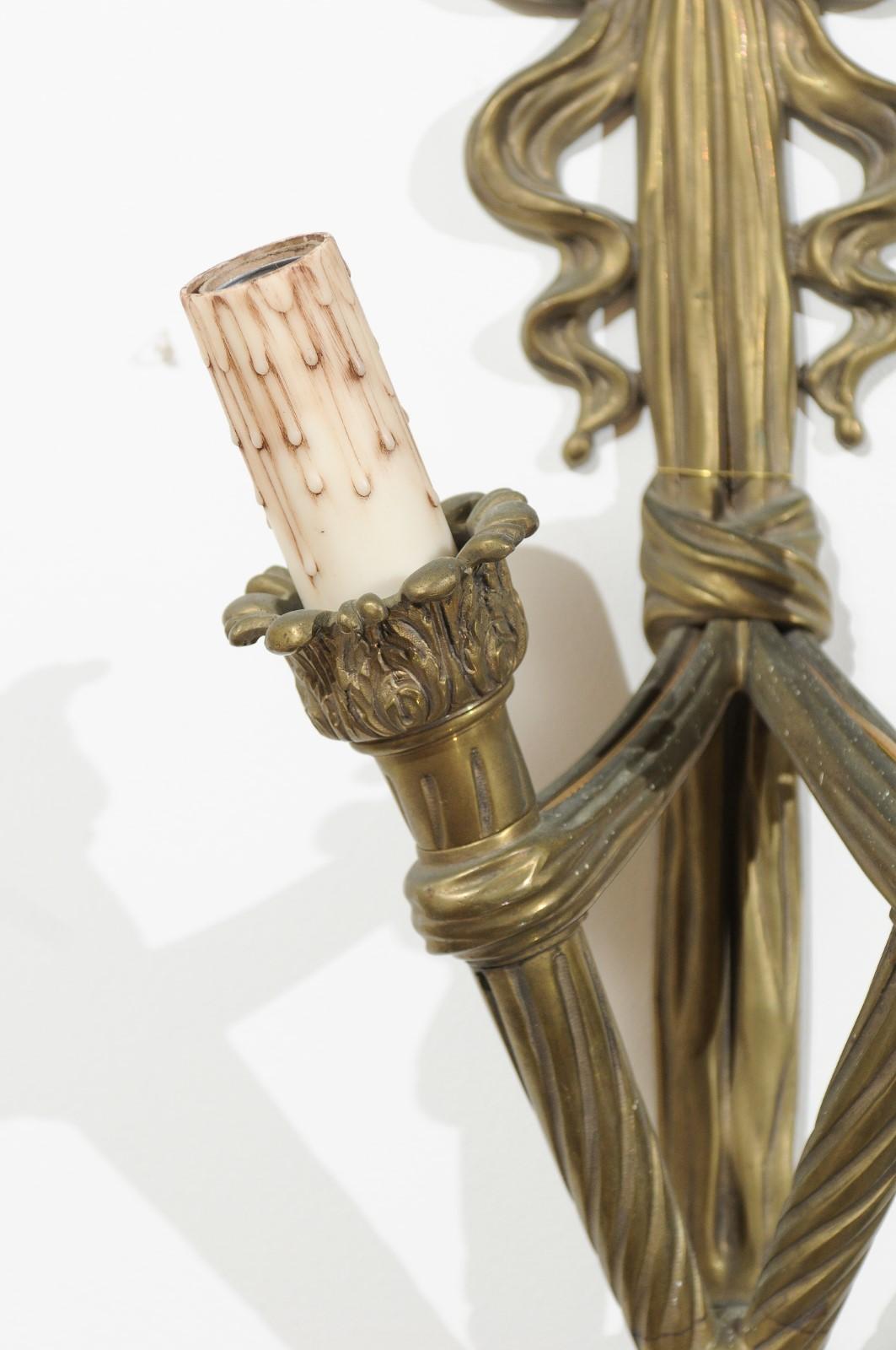 Paire d'appliques murales à deux lumières en bronze du XIXe siècle, avec ruban, câblées 1