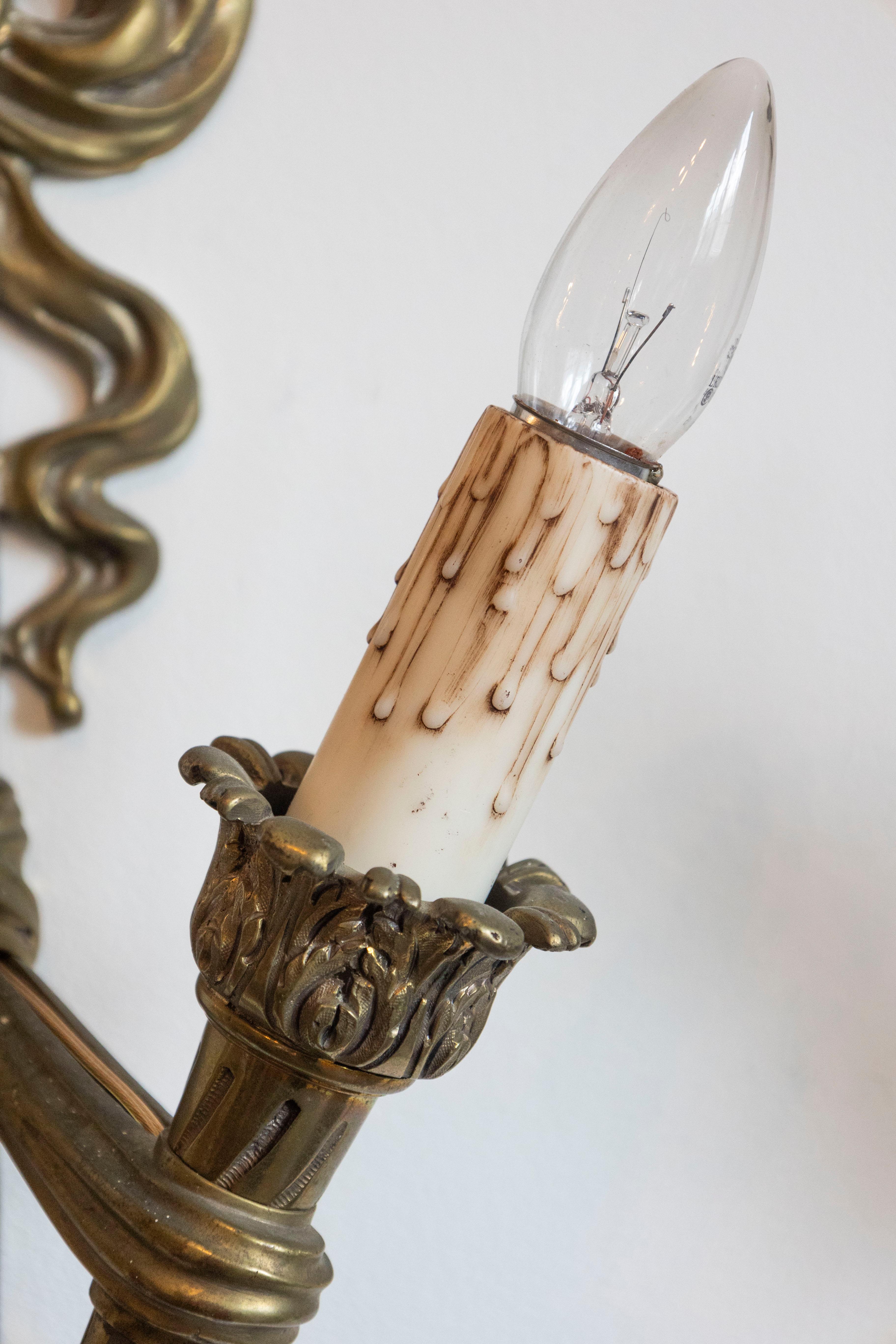 Bronze Paire d'appliques murales à deux lumières en bronze du 19e siècle, câblées, avec rubans. en vente