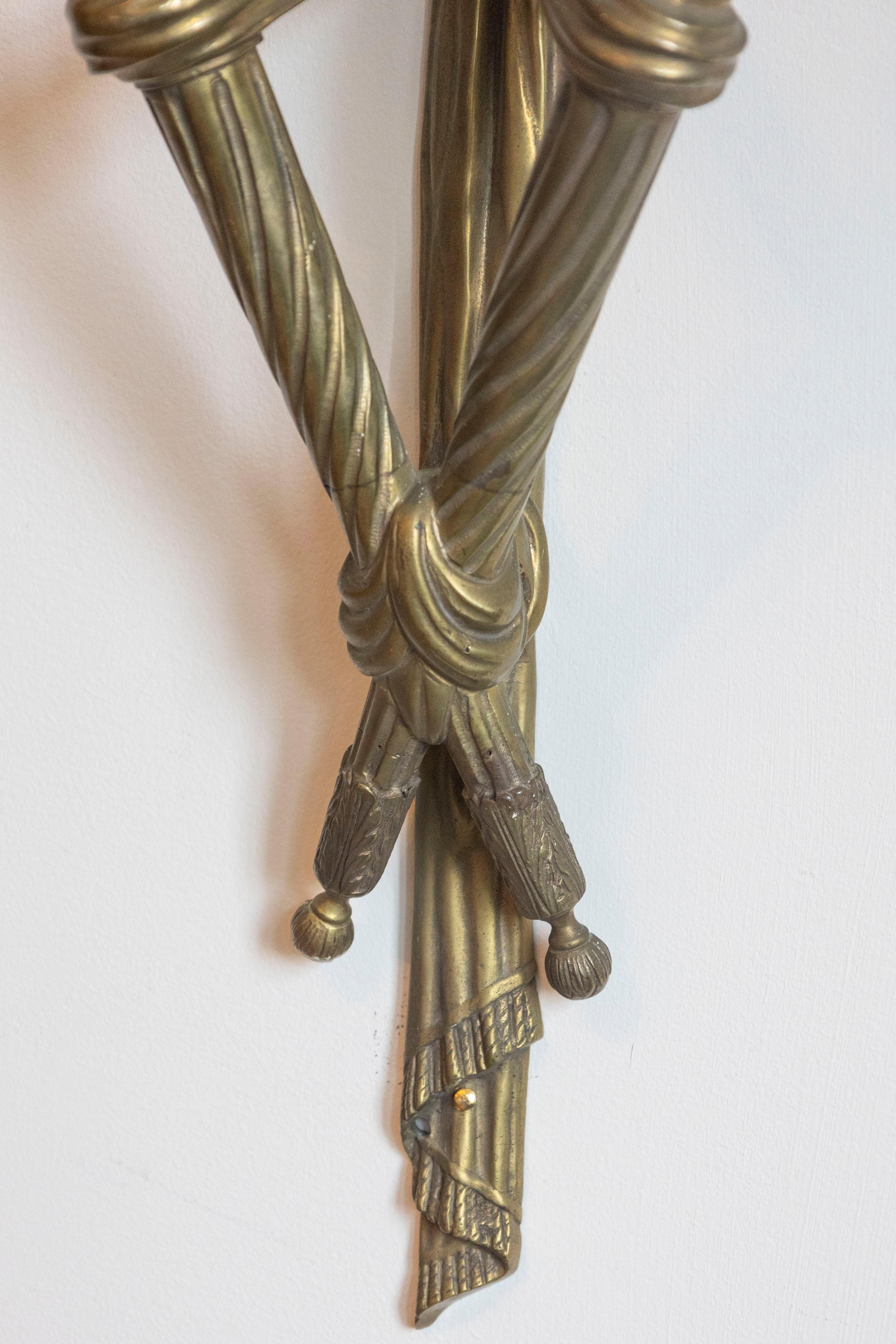 Paire d'appliques murales à deux lumières en bronze du 19e siècle, câblées, avec rubans. en vente 1