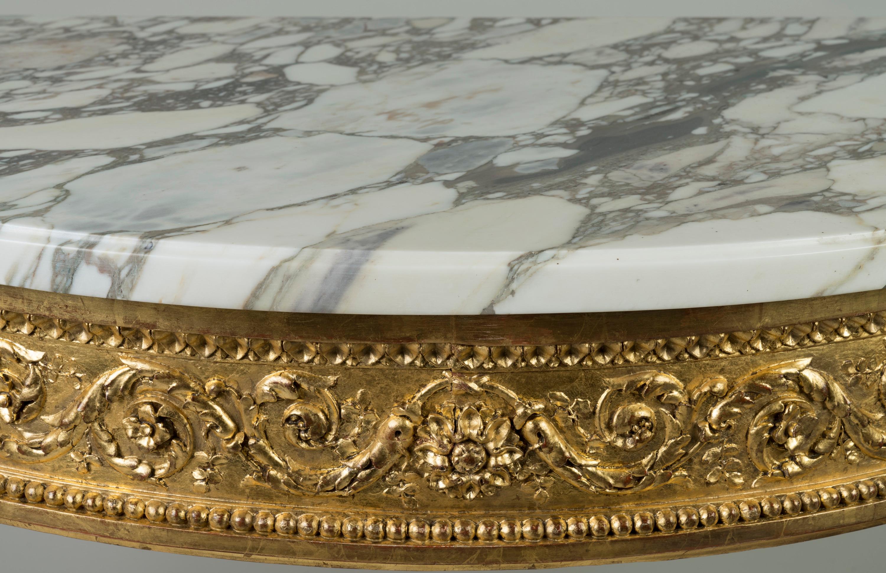 Paire de consoles françaises du 19ème siècle, avec plateau en marbre Calacatta et bois doré sculpté en vente 2