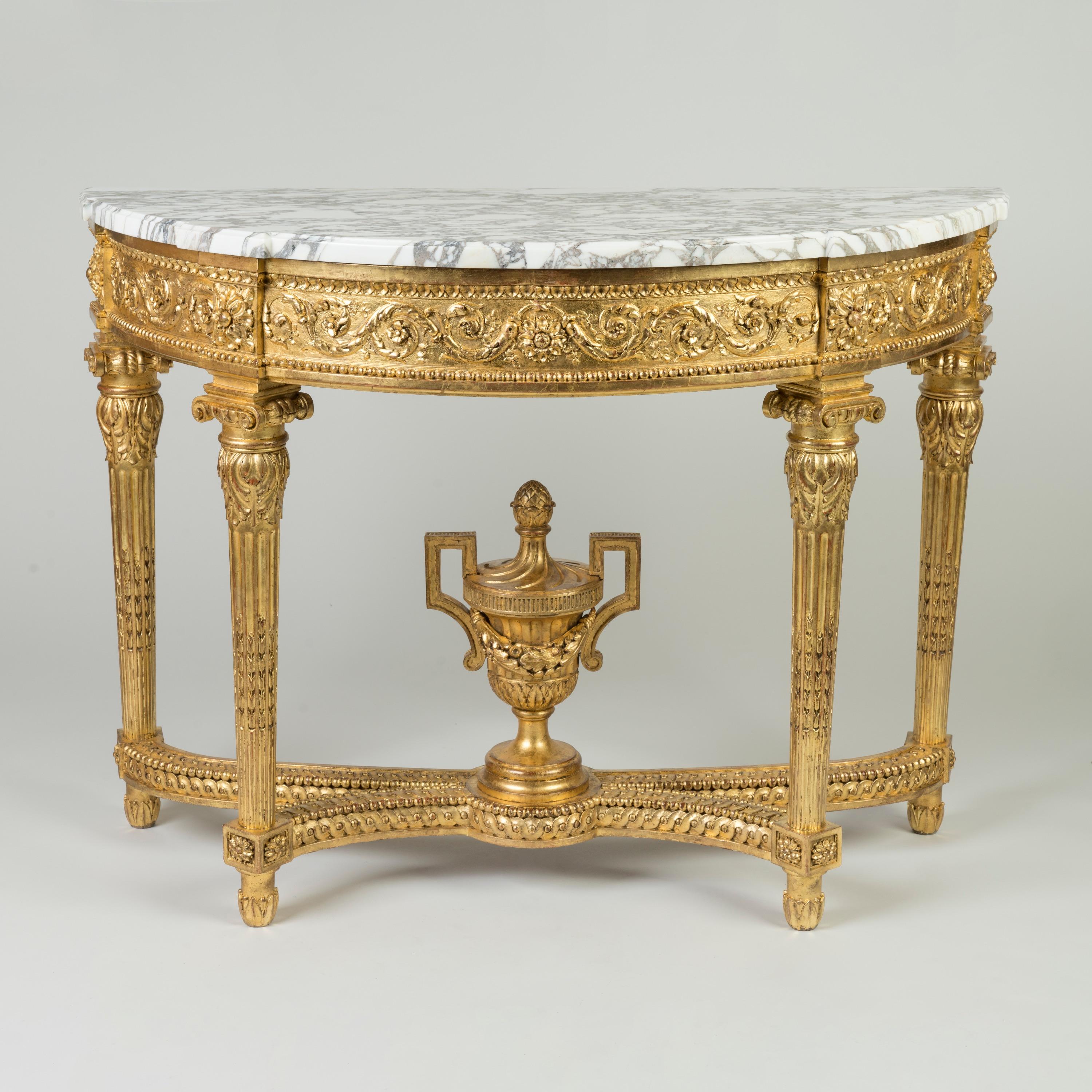 Louis XVI Paire de consoles françaises du 19ème siècle, avec plateau en marbre Calacatta et bois doré sculpté en vente