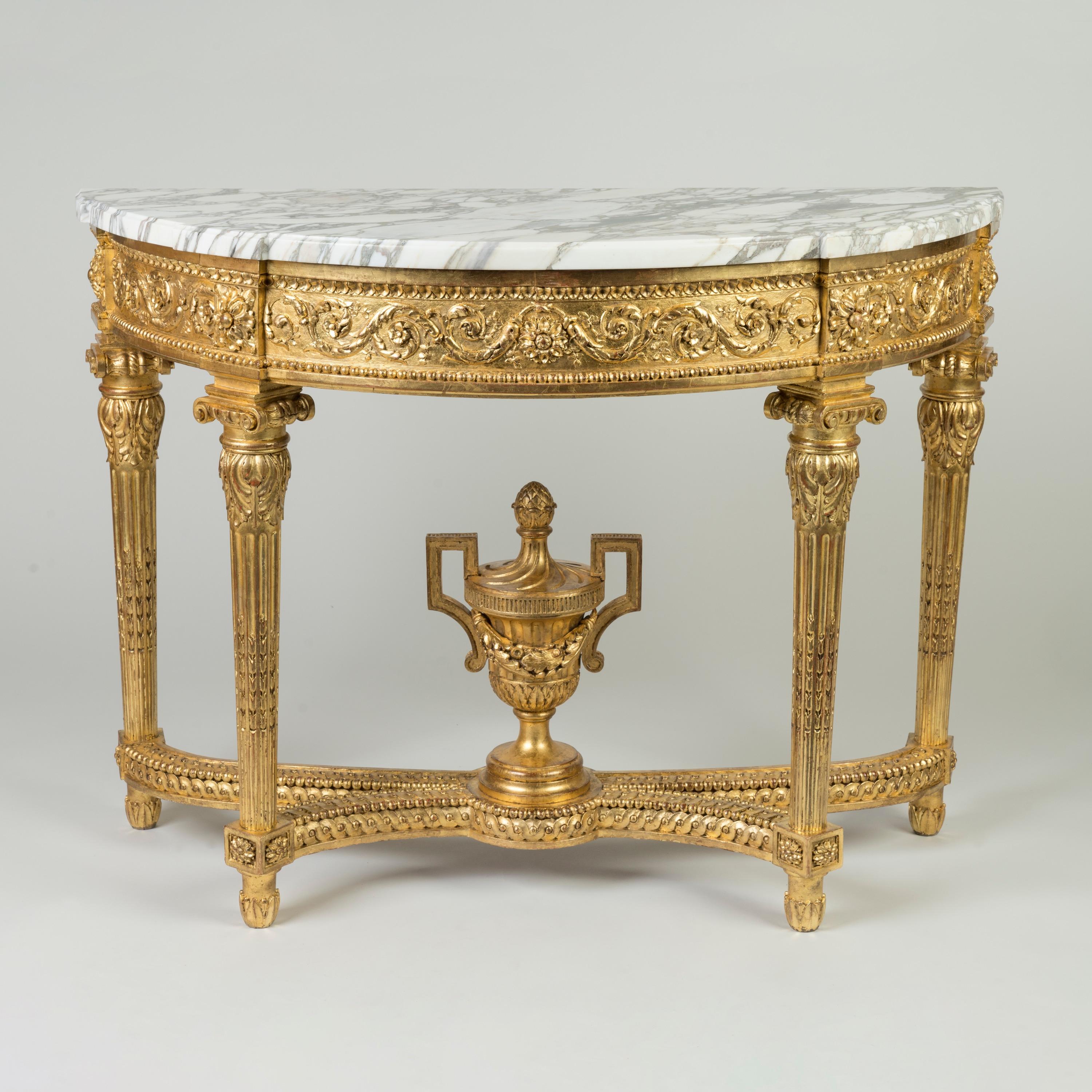 Français Paire de consoles françaises du 19ème siècle, avec plateau en marbre Calacatta et bois doré sculpté en vente