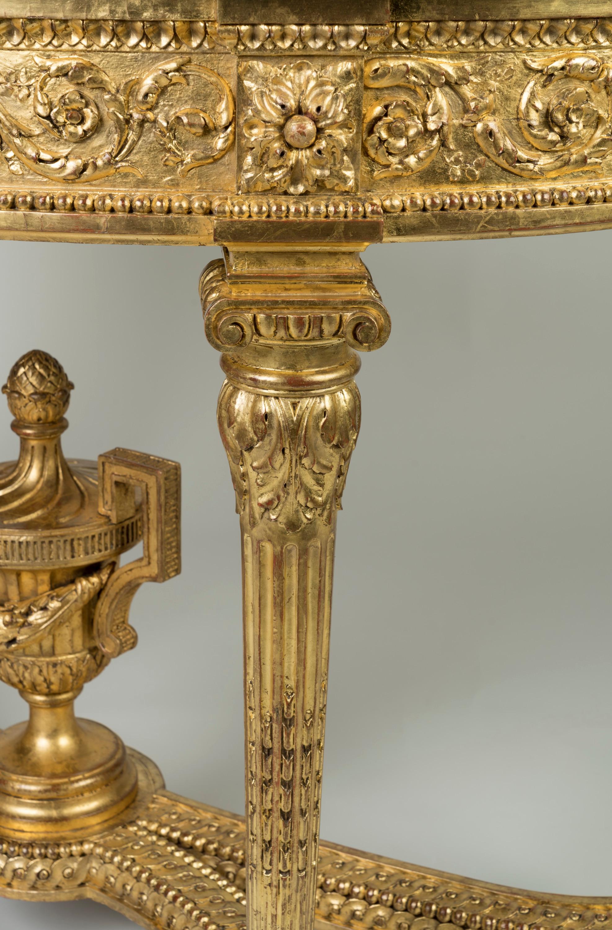 Paire de consoles françaises du 19ème siècle, avec plateau en marbre Calacatta et bois doré sculpté Bon état - En vente à London, GB