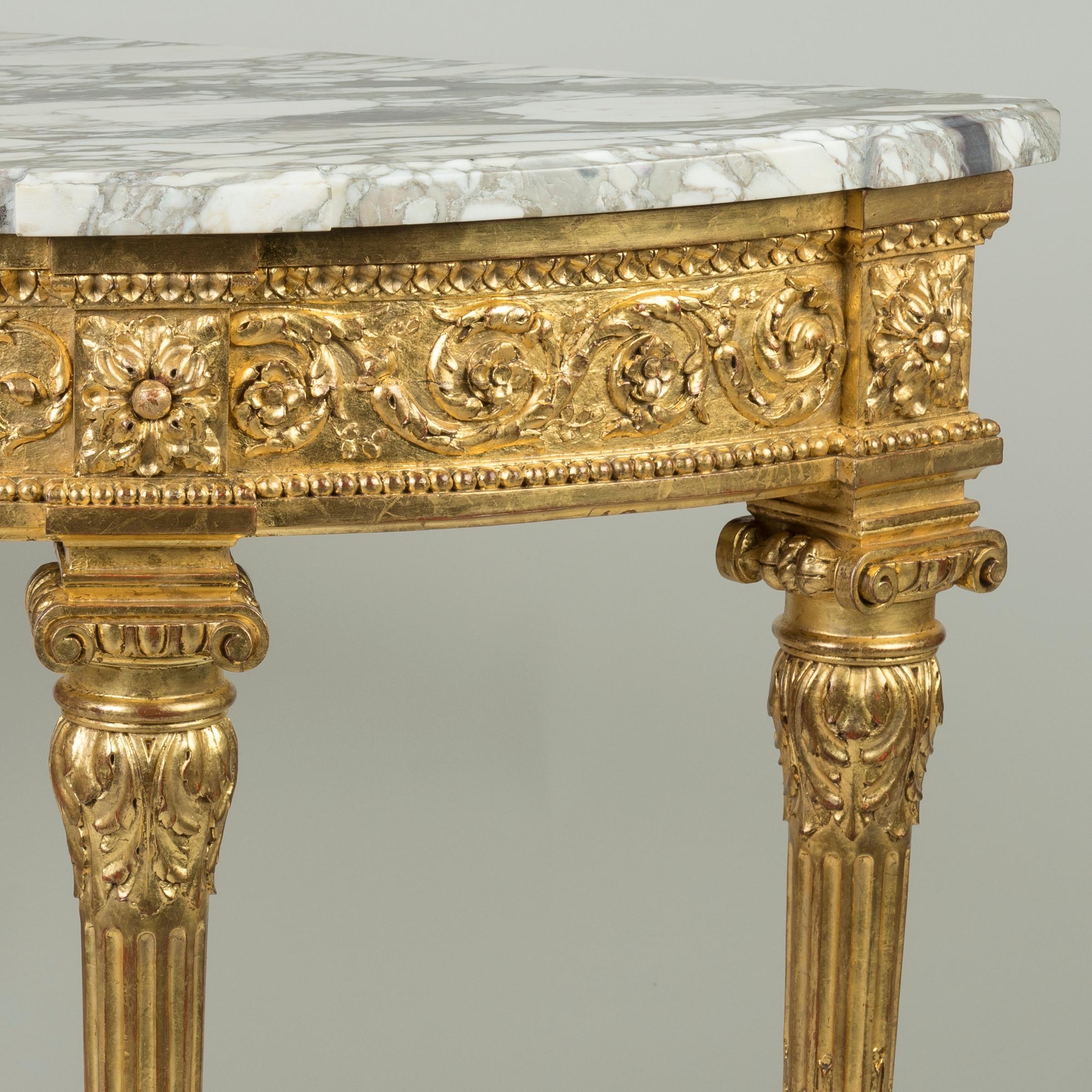 XIXe siècle Paire de consoles françaises du 19ème siècle, avec plateau en marbre Calacatta et bois doré sculpté en vente