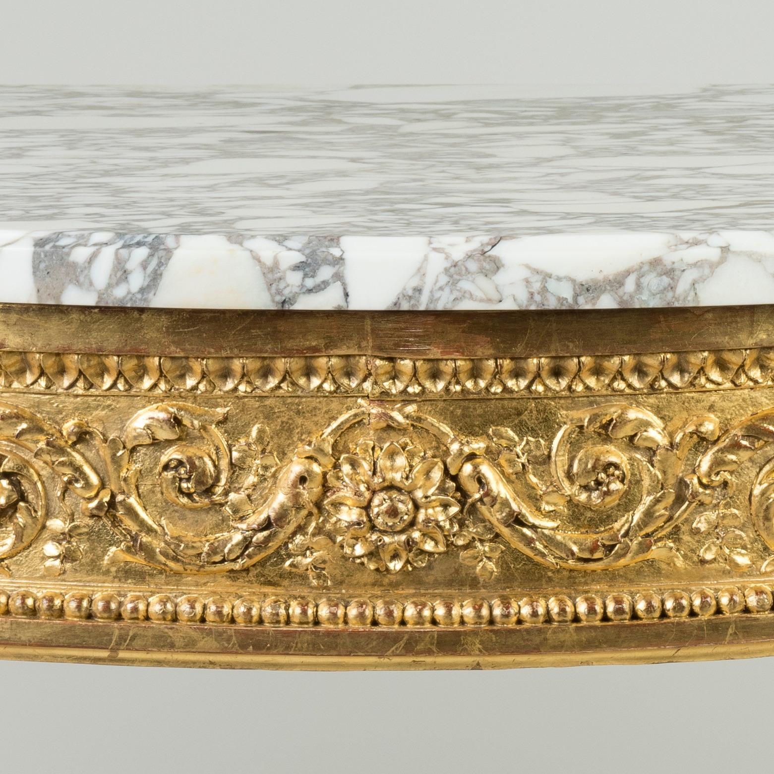 Paire de consoles françaises du 19ème siècle, avec plateau en marbre Calacatta et bois doré sculpté en vente 1