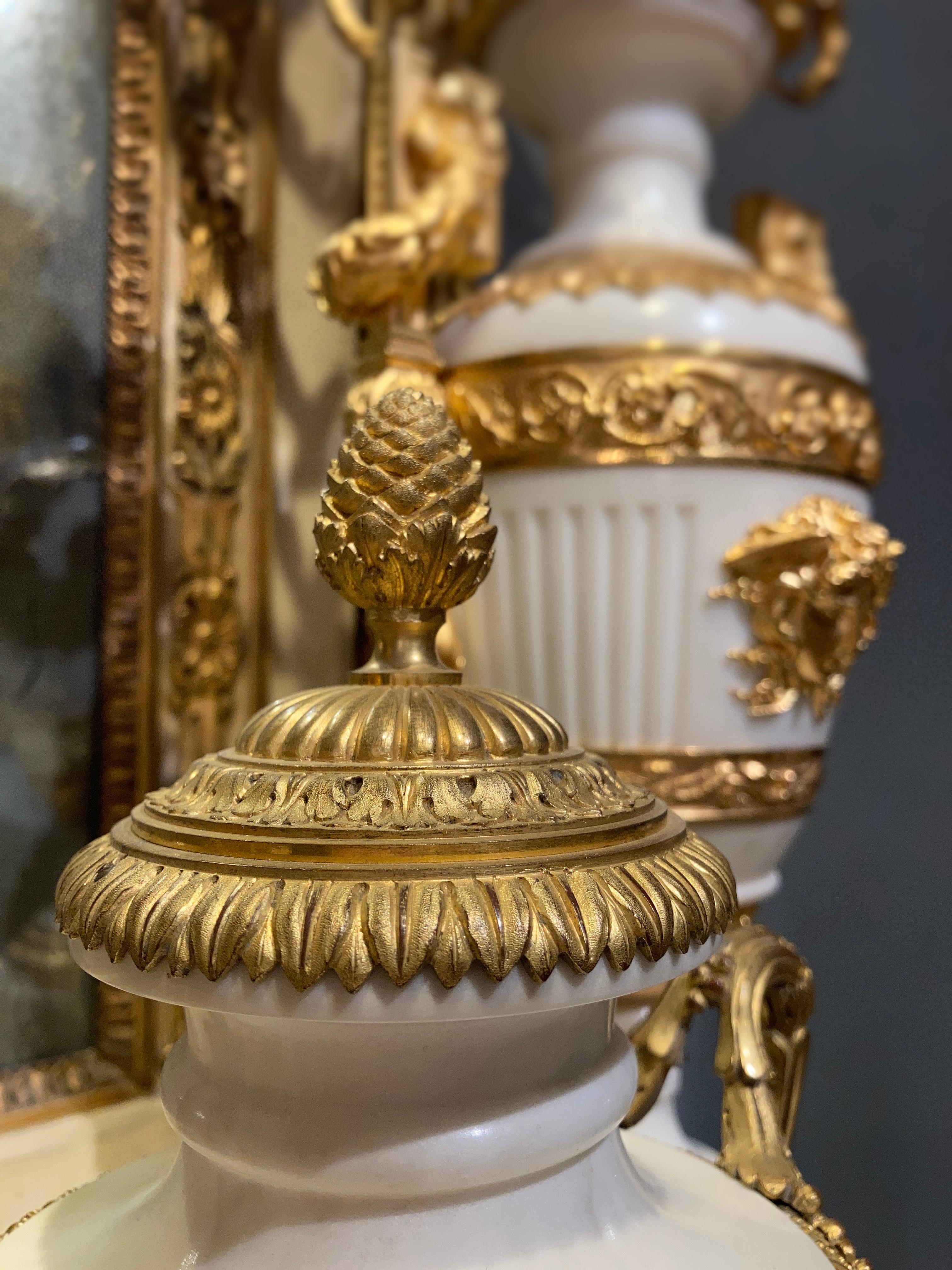 Paar französische Urnen aus Carrara-Marmor und vergoldeter Bronze des 19. Jahrhunderts (Französisch) im Angebot