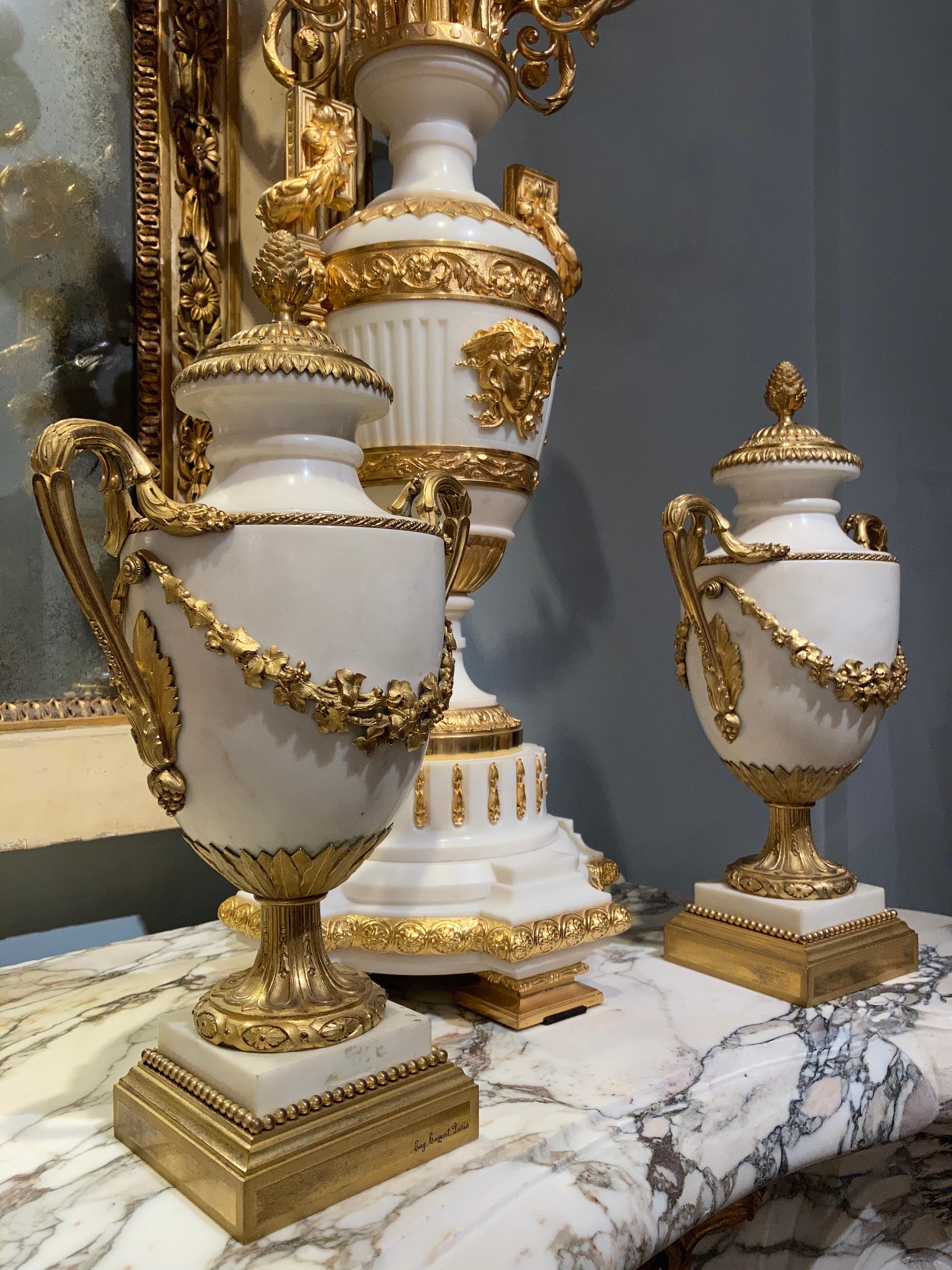 Paar französische Urnen aus Carrara-Marmor und vergoldeter Bronze des 19. Jahrhunderts (Goldbronze) im Angebot