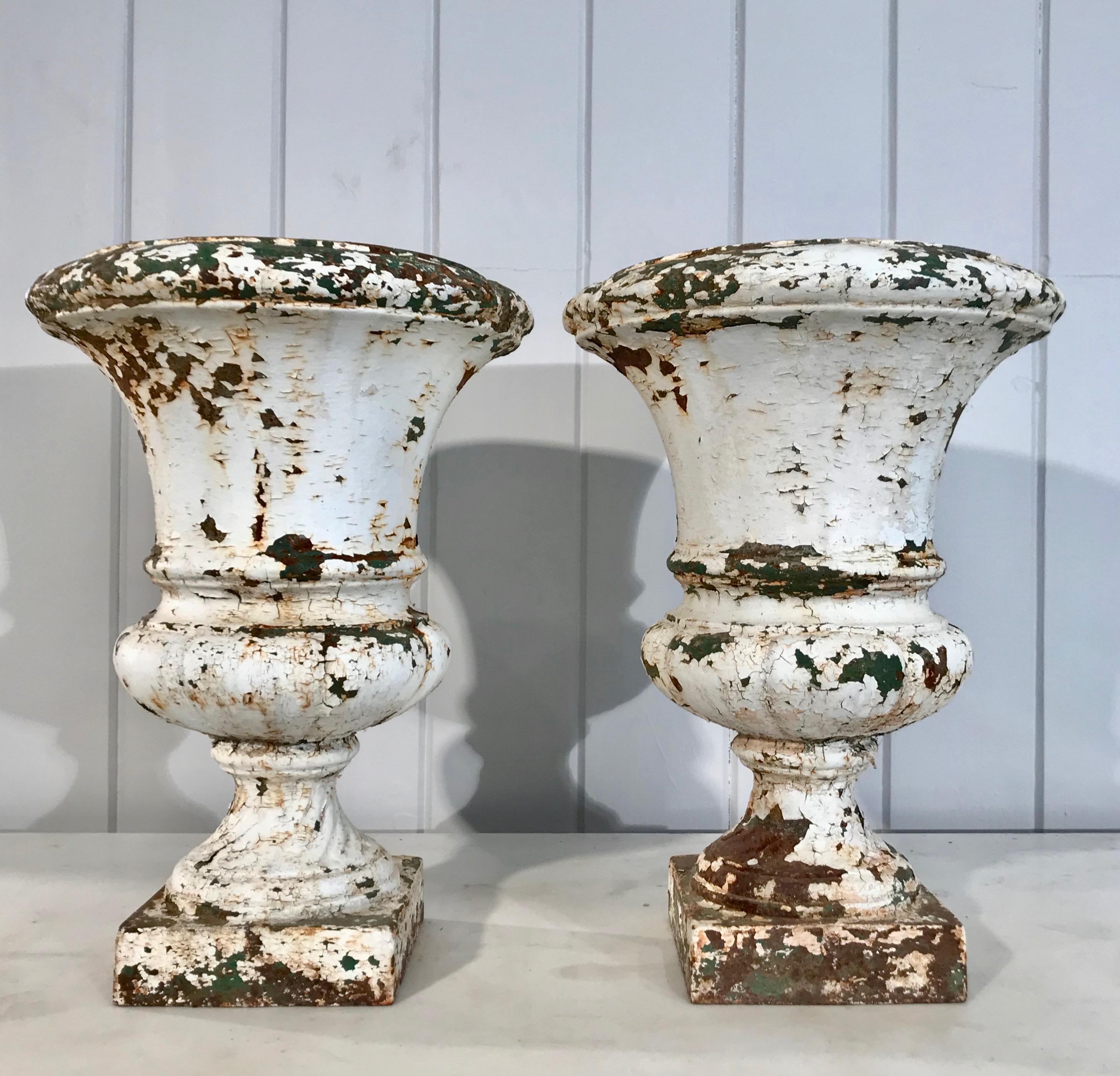 Pair of French 19th Century Cast Iron Medici Urns in Old Painted Surface In Good Condition For Sale In Woodbury, CT