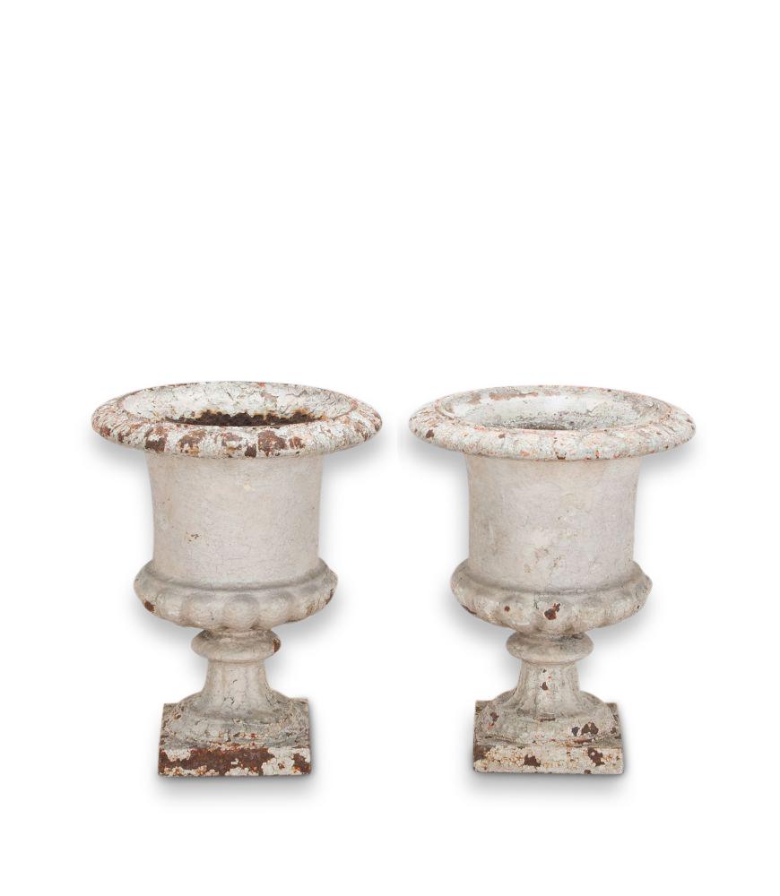 Coppia di urne in ghisa francesi del XIX secolo.

Con vernice originale e una meravigliosa patina.

Grazie alle loro dimensioni utili, funzionano bene sia all'interno che all'esterno.