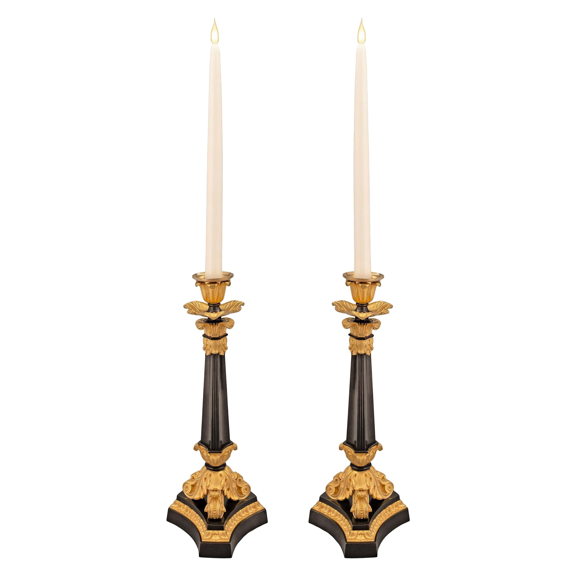 Paire de bougeoirs français d'époque Charles X du 19ème siècle en bronze et bronze doré
