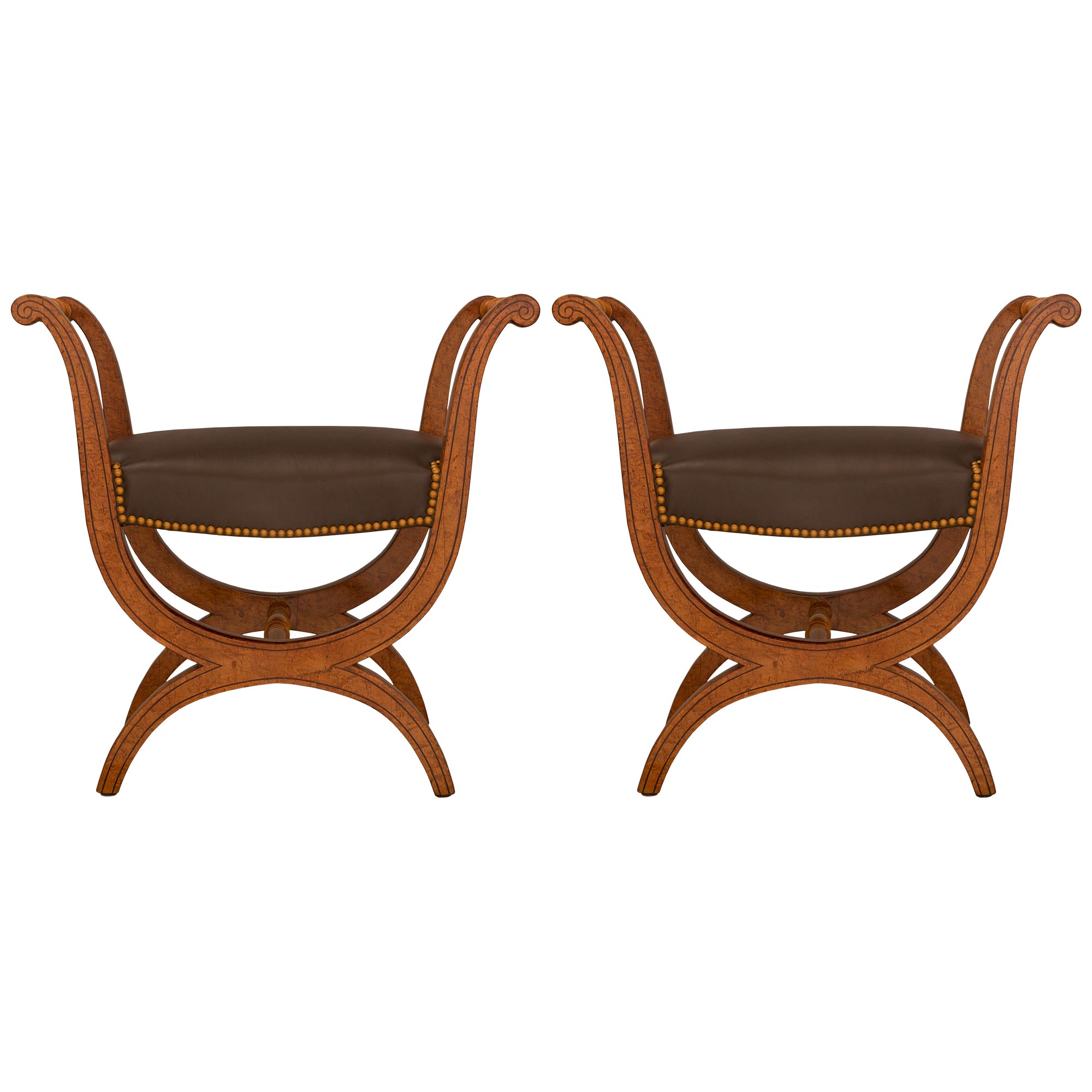 Paire de bancs italiens du 19ème siècle en bois de noyer