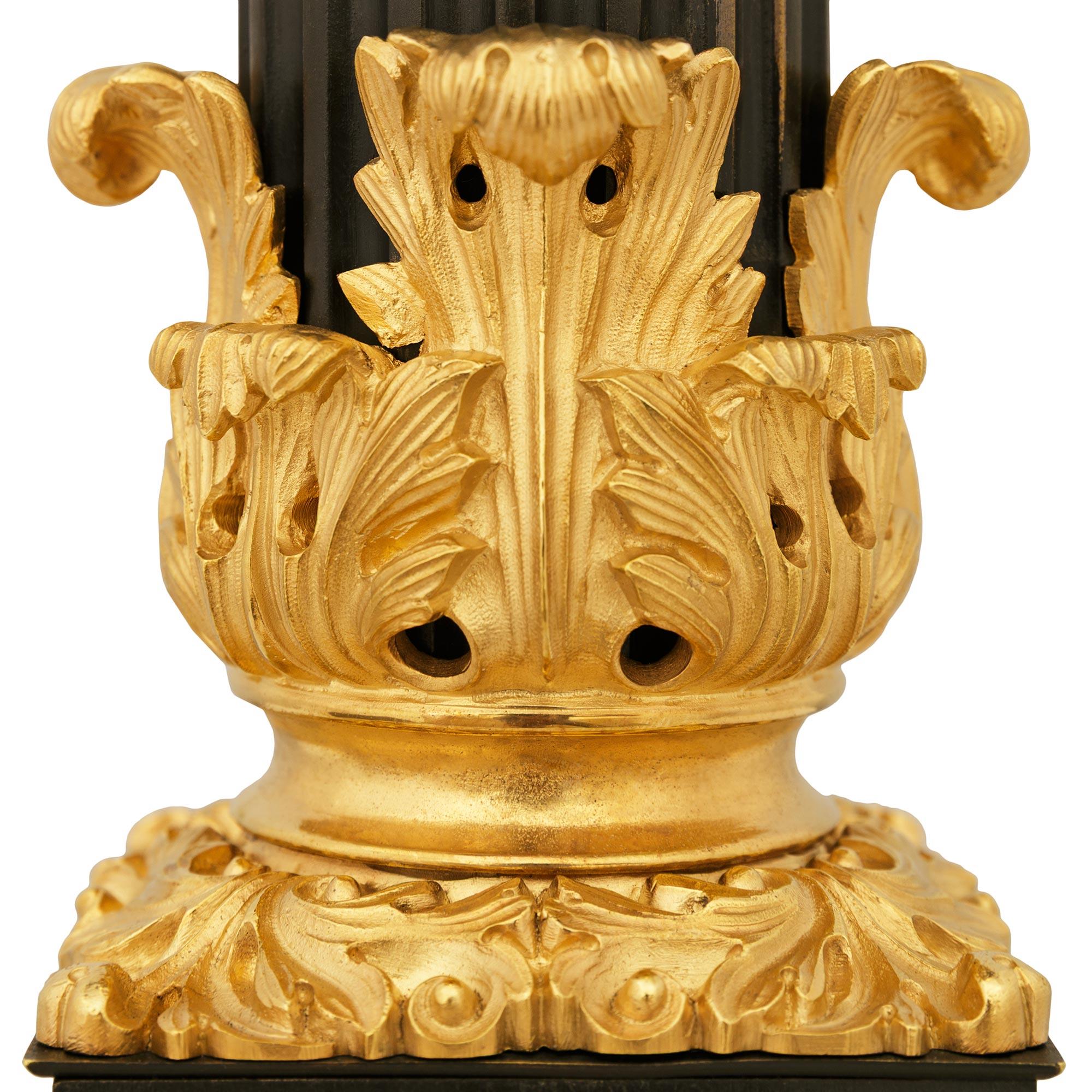 Pareja de lámparas francesas del siglo XIX de la Época de Charles X de Bronce patinado y Ormolu en venta 1