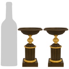 Pareja de tazzas francesas del siglo XIX, época de Charles X, de bronce patinado y ormolu