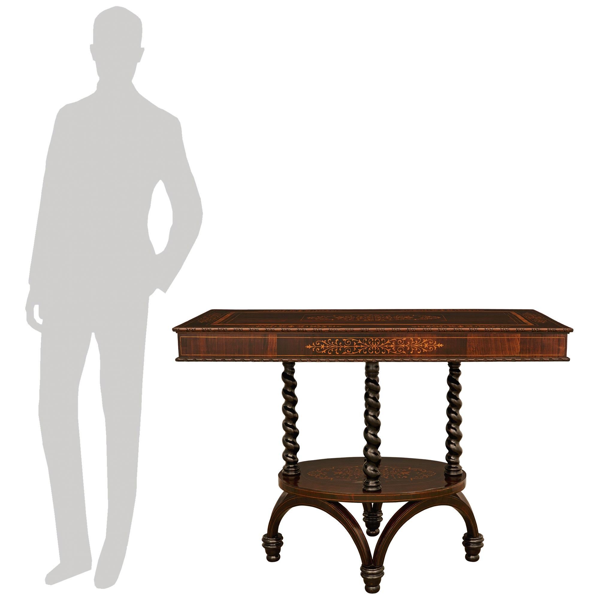 Una pareja única y elegantísima de mesas francesas de palisandro y madera de frutal del periodo Charles X del siglo XIX. Este par de mesas, de gran belleza, se elevan sobre pies en forma de topie que sostienen cuatro patas arqueadas finamente