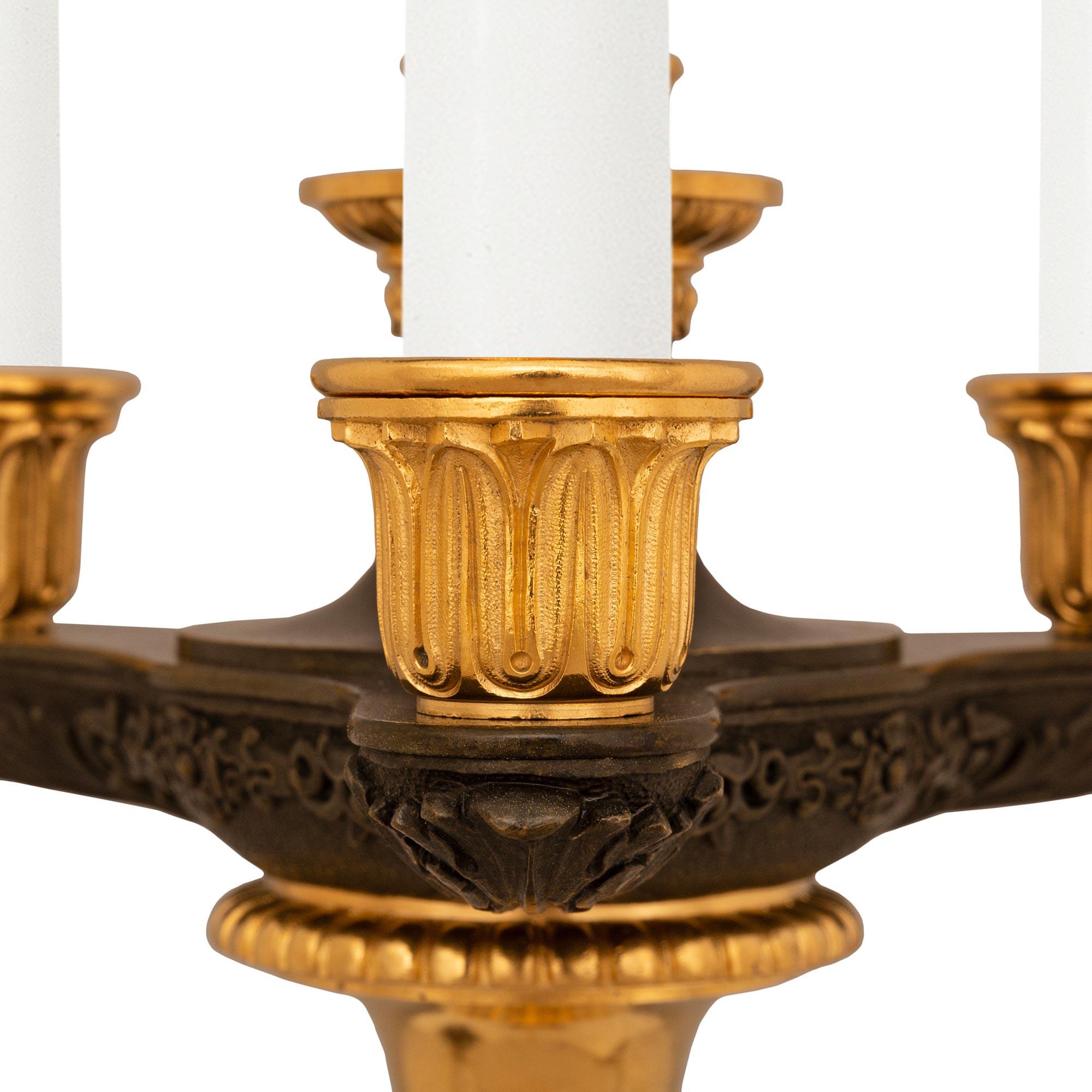 Paar französische Charles X.-Lampen aus Bronze, Marmor und Goldbronze aus dem 19. Jahrhundert (Französisch) im Angebot