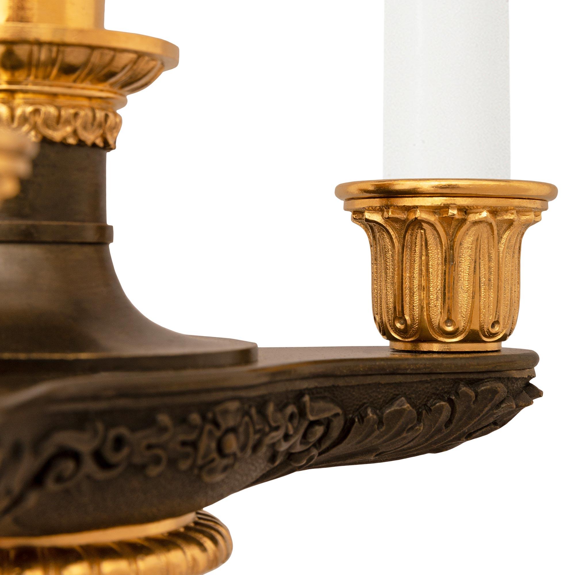 Paar französische Charles X.-Lampen aus Bronze, Marmor und Goldbronze aus dem 19. Jahrhundert (Patiniert) im Angebot