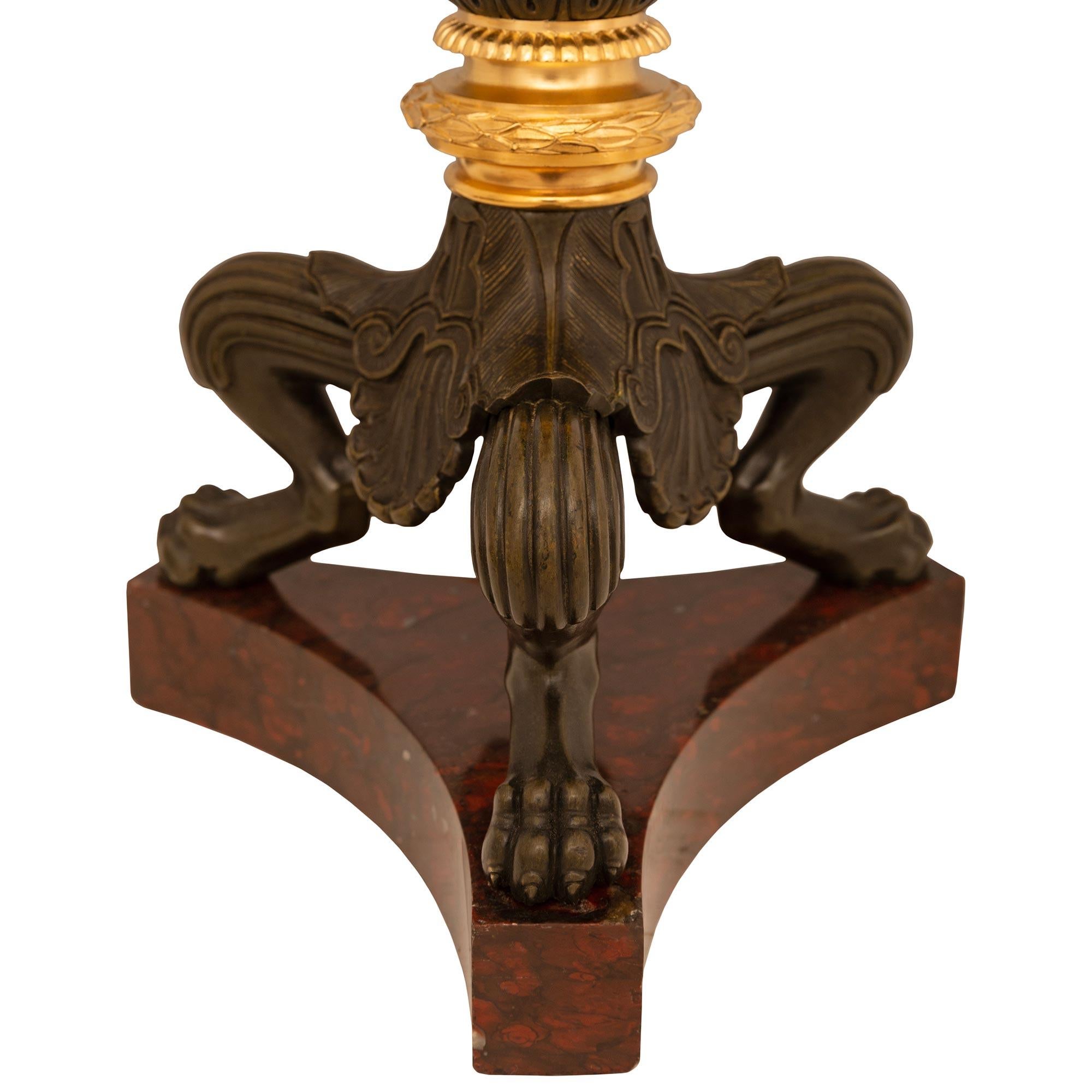 Paar französische Charles X.-Lampen aus Bronze, Marmor und Goldbronze aus dem 19. Jahrhundert im Angebot 3
