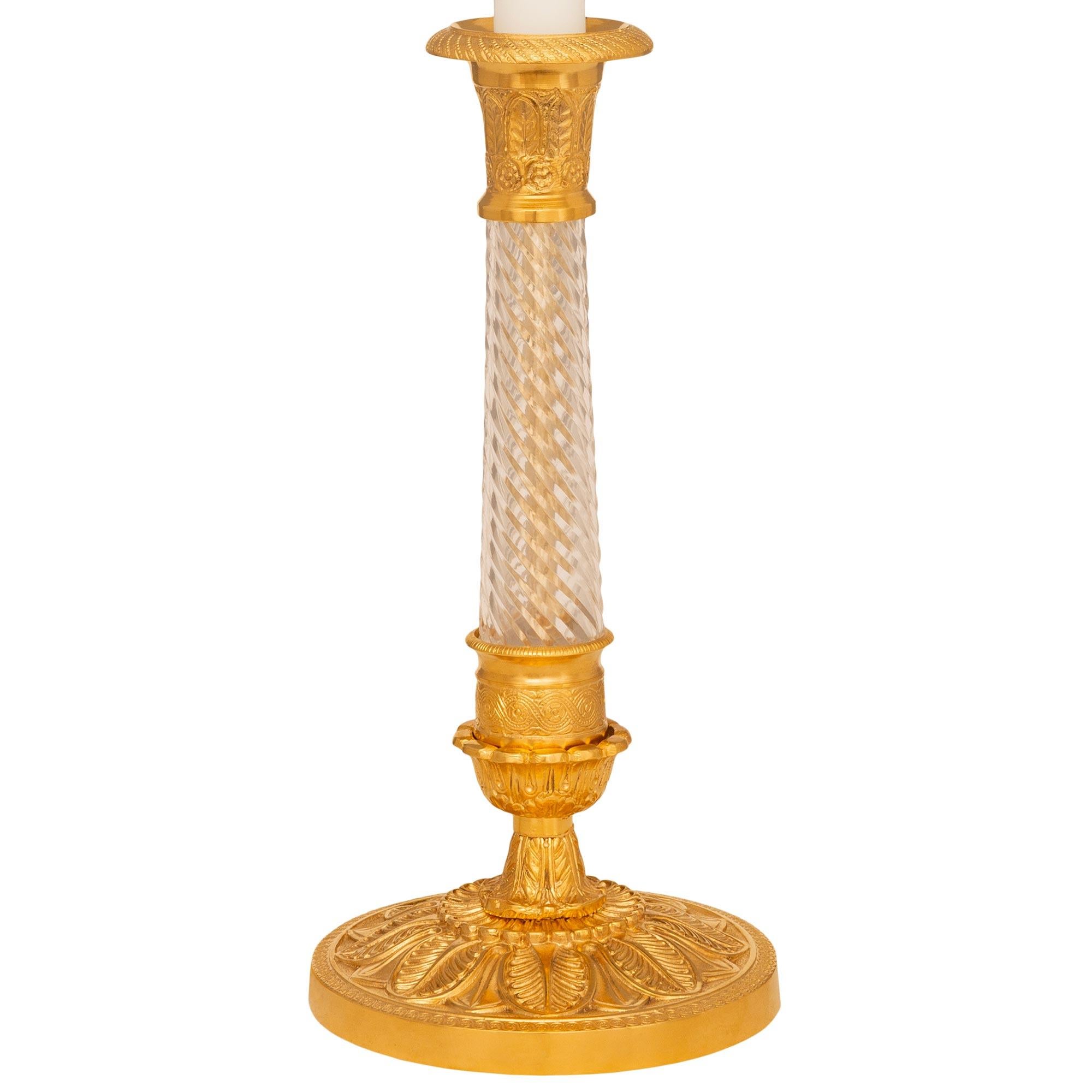 Carlo X Coppia di lampade a candeliere in vetro e ormolu di St. Charles Charles del XIX secolo in vendita