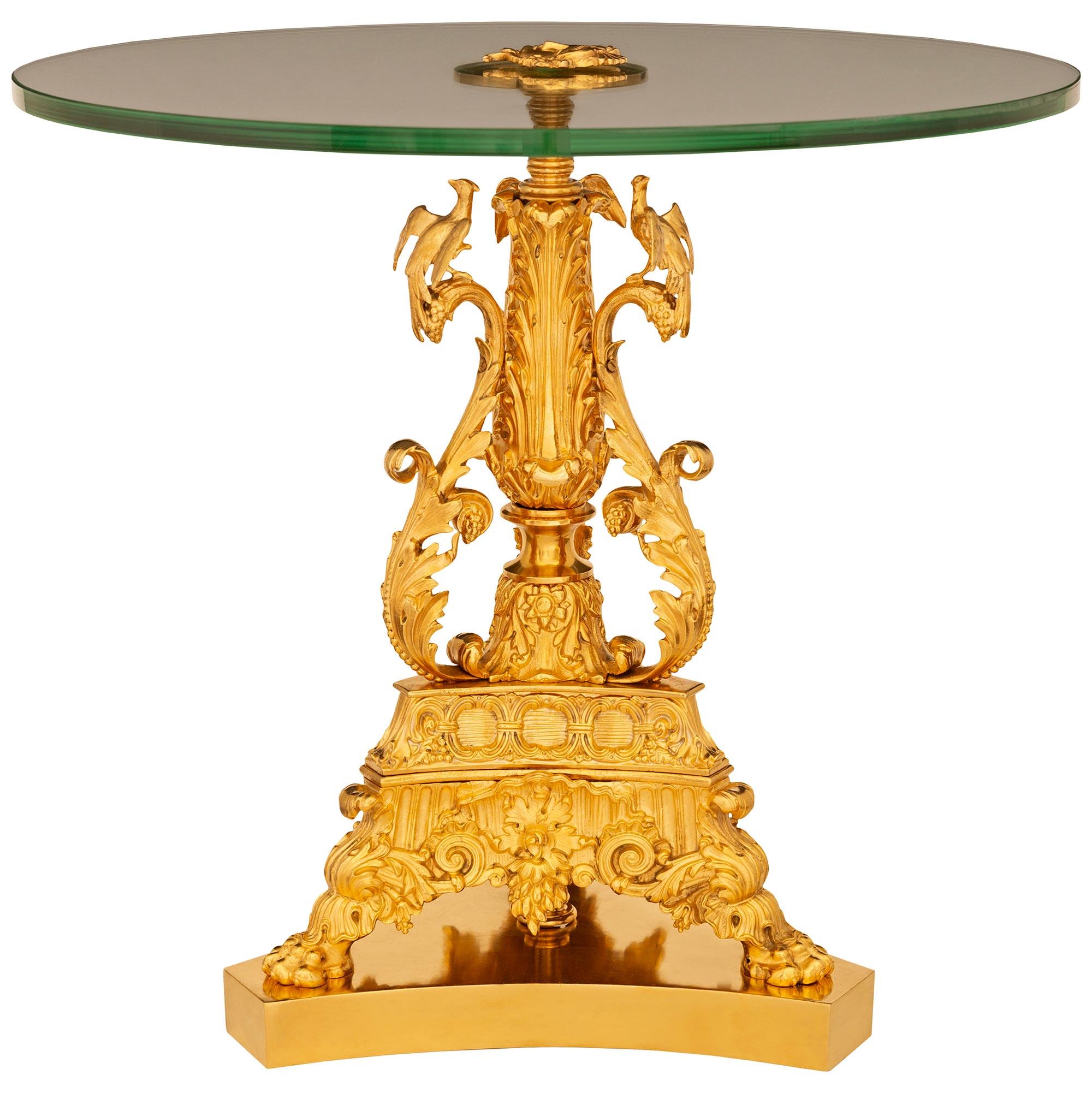 Français Paire de tables basses/de chevet en bronze doré et verre du 19e siècle St. Charles X. en vente