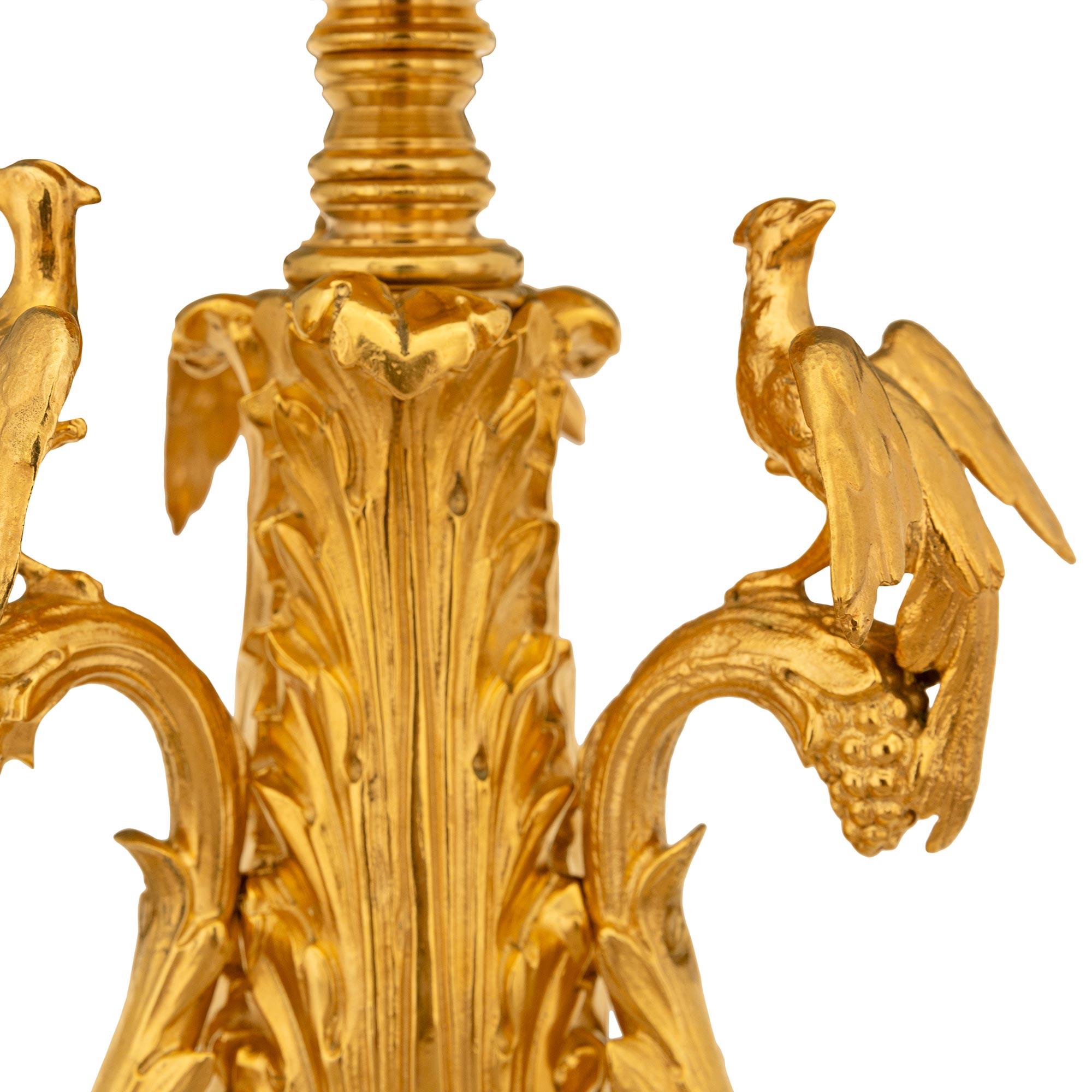 XIXe siècle Paire de tables basses/de chevet en bronze doré et verre du 19e siècle St. Charles X. en vente