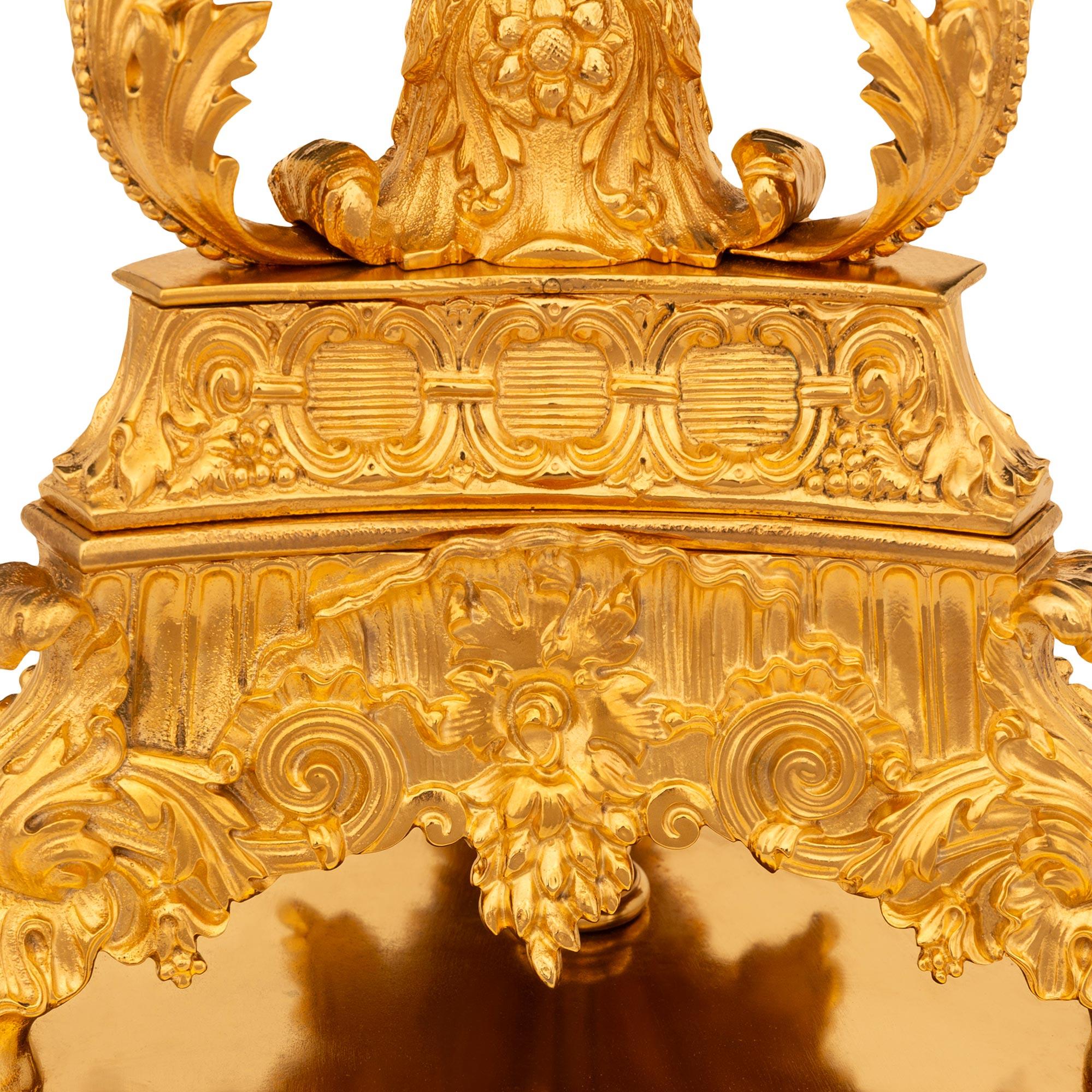 Paire de tables basses/de chevet en bronze doré et verre du 19e siècle St. Charles X. en vente 1