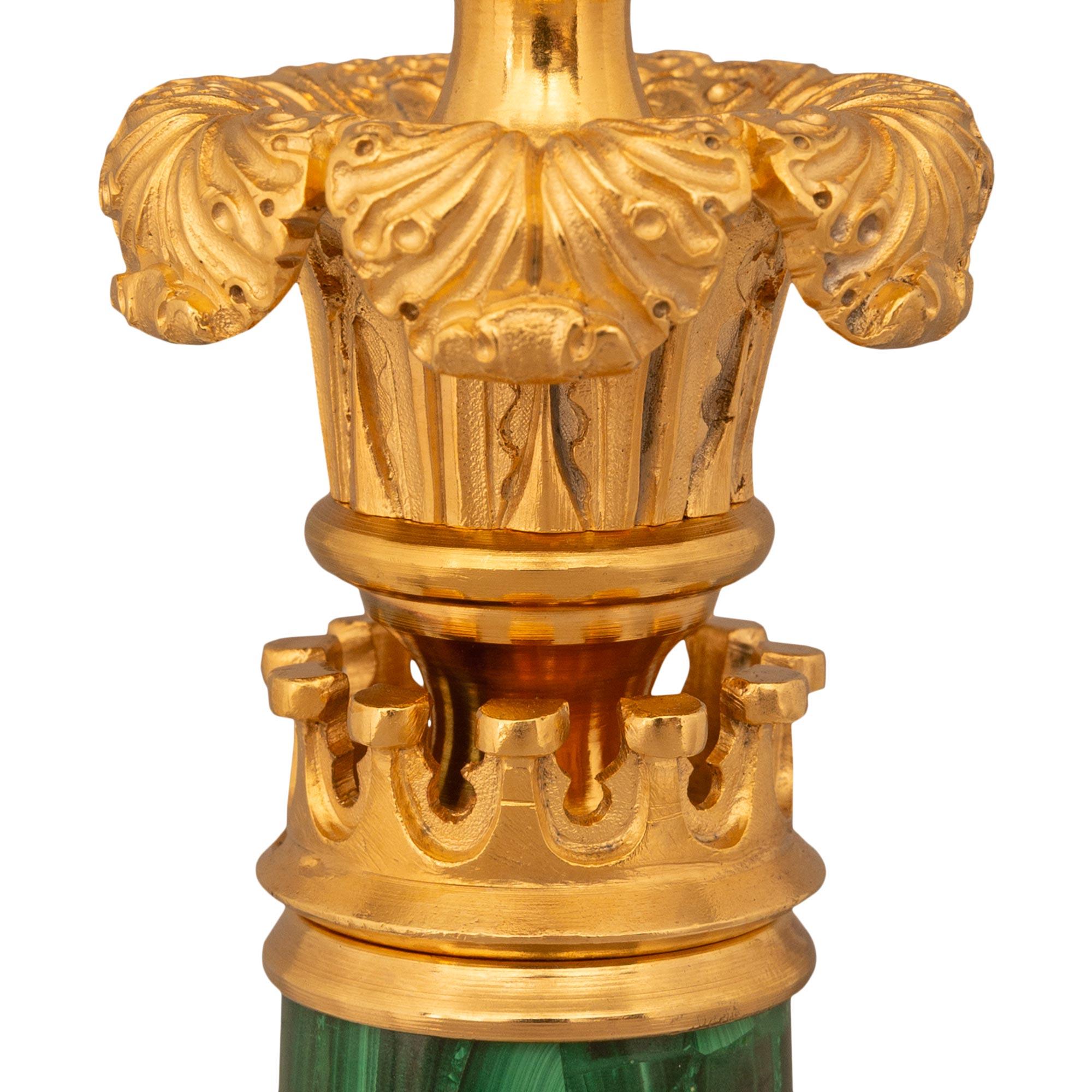 Paar französische Charles X.-Lampen aus Goldbronze und Malachit aus dem 19. Jahrhundert (Französisch) im Angebot