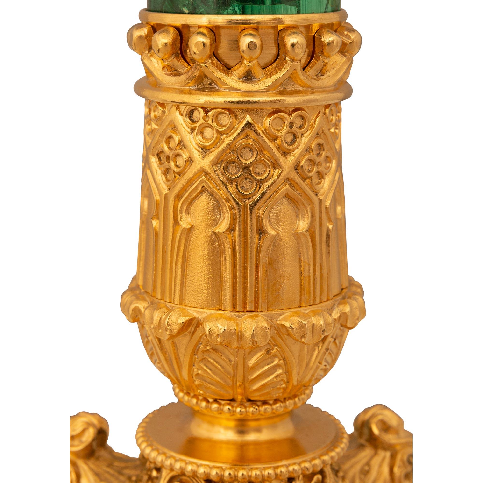Paar französische Charles X.-Lampen aus Goldbronze und Malachit aus dem 19. Jahrhundert im Angebot 1