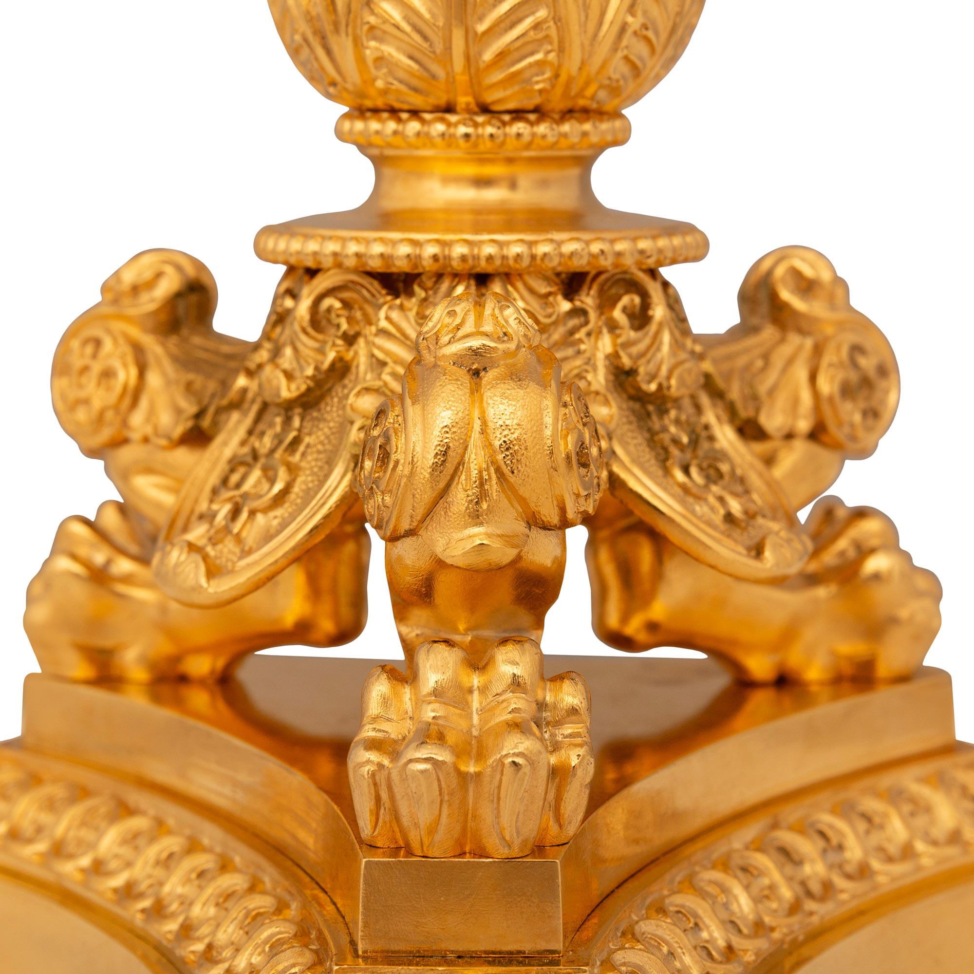 Bronze doré Paire de lampes françaises du 19ème siècle Charles X St. en bronze doré et malachite en vente
