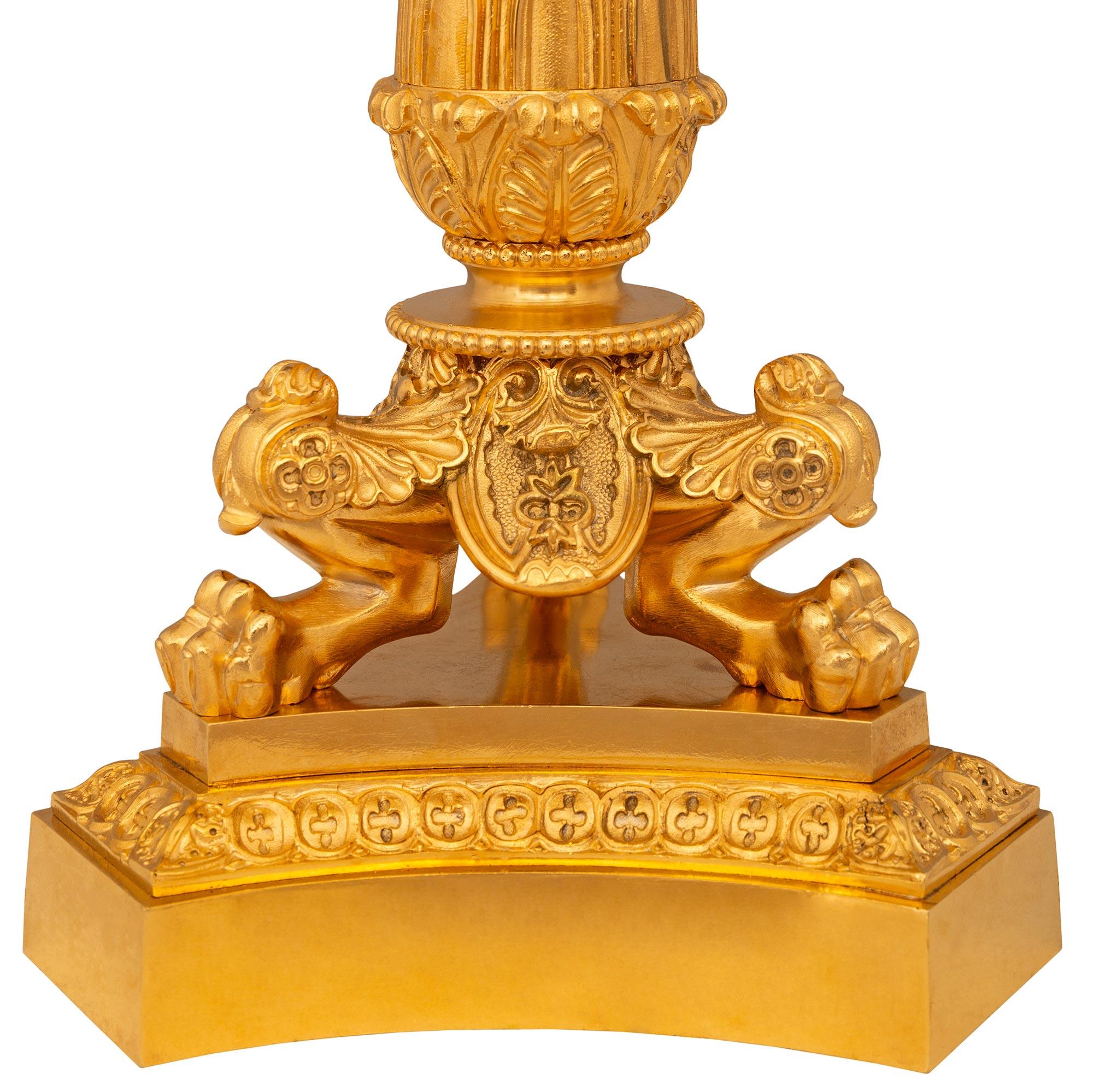 Paar französische Charles X.-Lampen aus Goldbronze und Malachit aus dem 19. Jahrhundert im Angebot 3