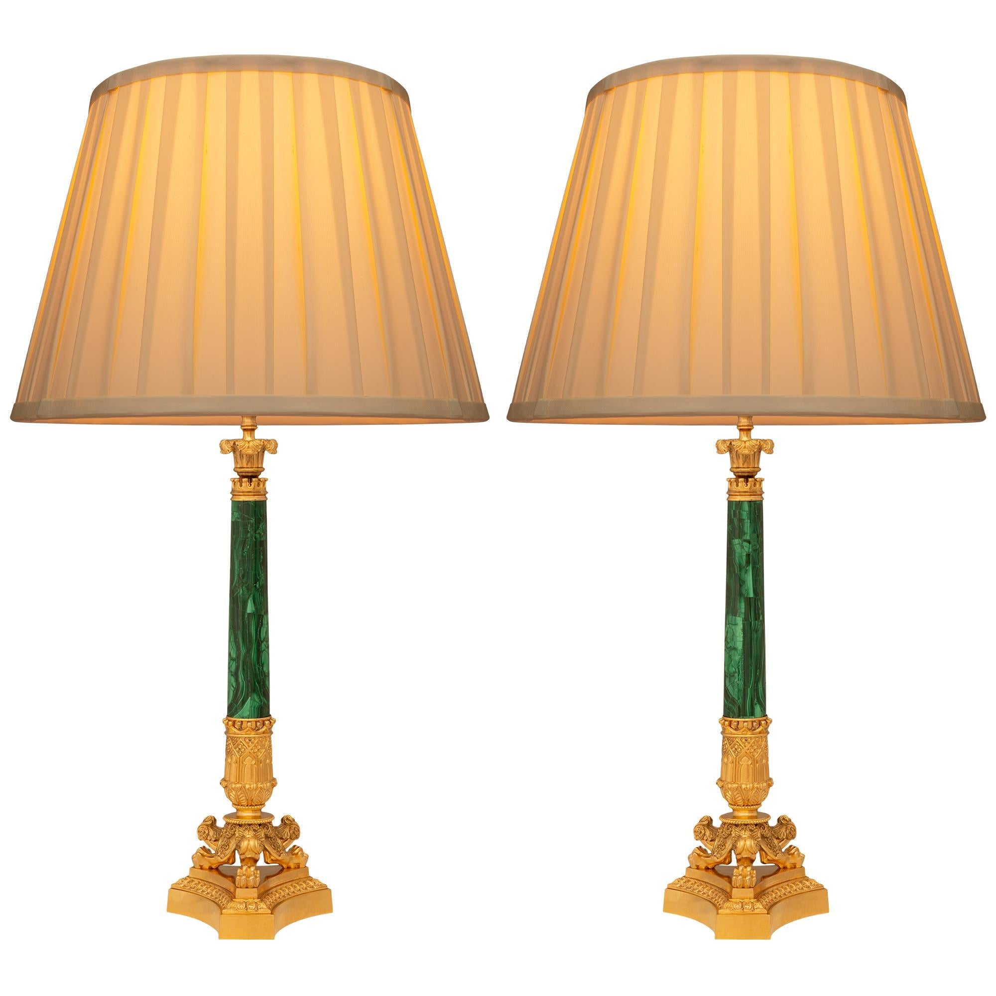 Paire de lampes françaises du 19ème siècle Charles X St. en bronze doré et malachite en vente 2