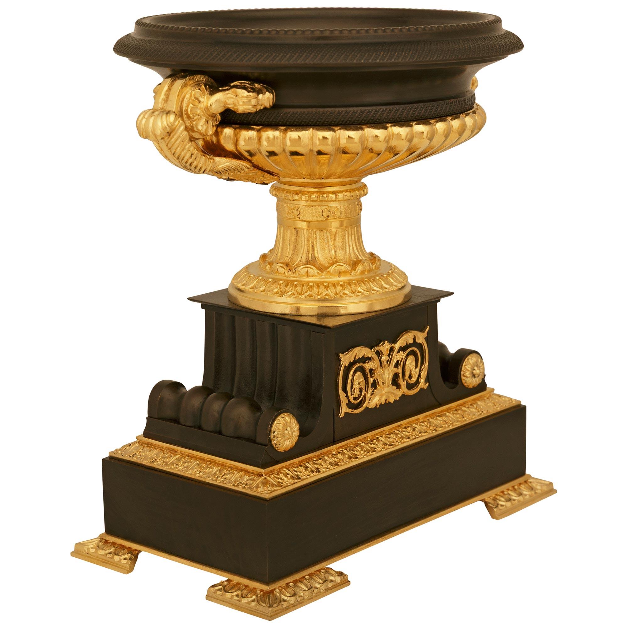 Carlo X pair of French 19th century Charles X st. Ormolu and patinated Bronze urns in vendita