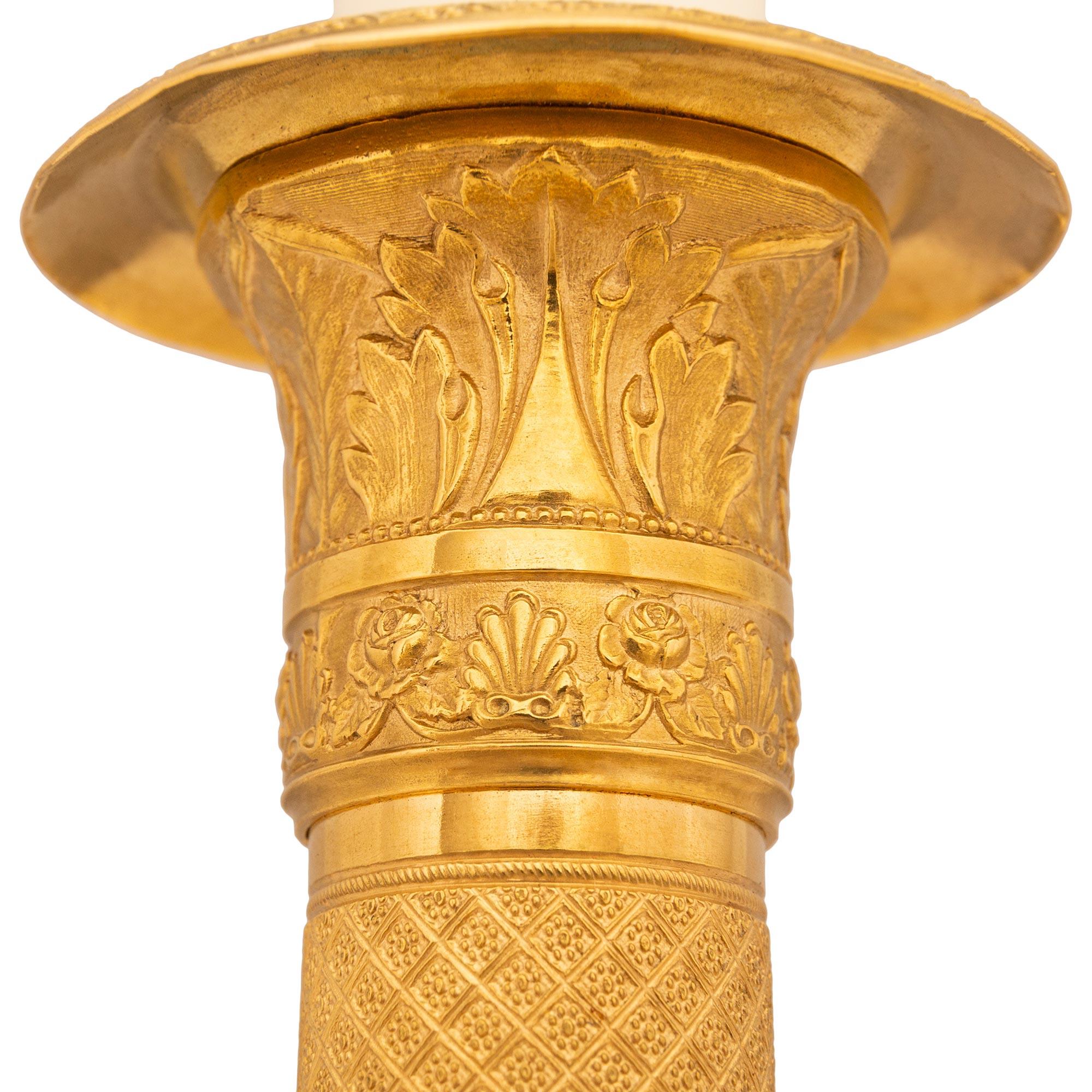 Paar französische Ormolu-Kerzenhalter des 19. Jahrhunderts von Charles X im Zustand „Gut“ im Angebot in West Palm Beach, FL