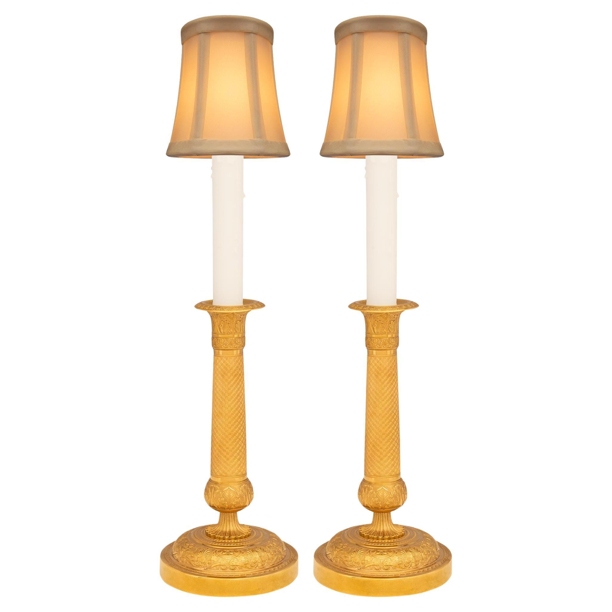 Pareja de lámparas de candelero francesas del siglo XIX de Ormolu del st. Charles X