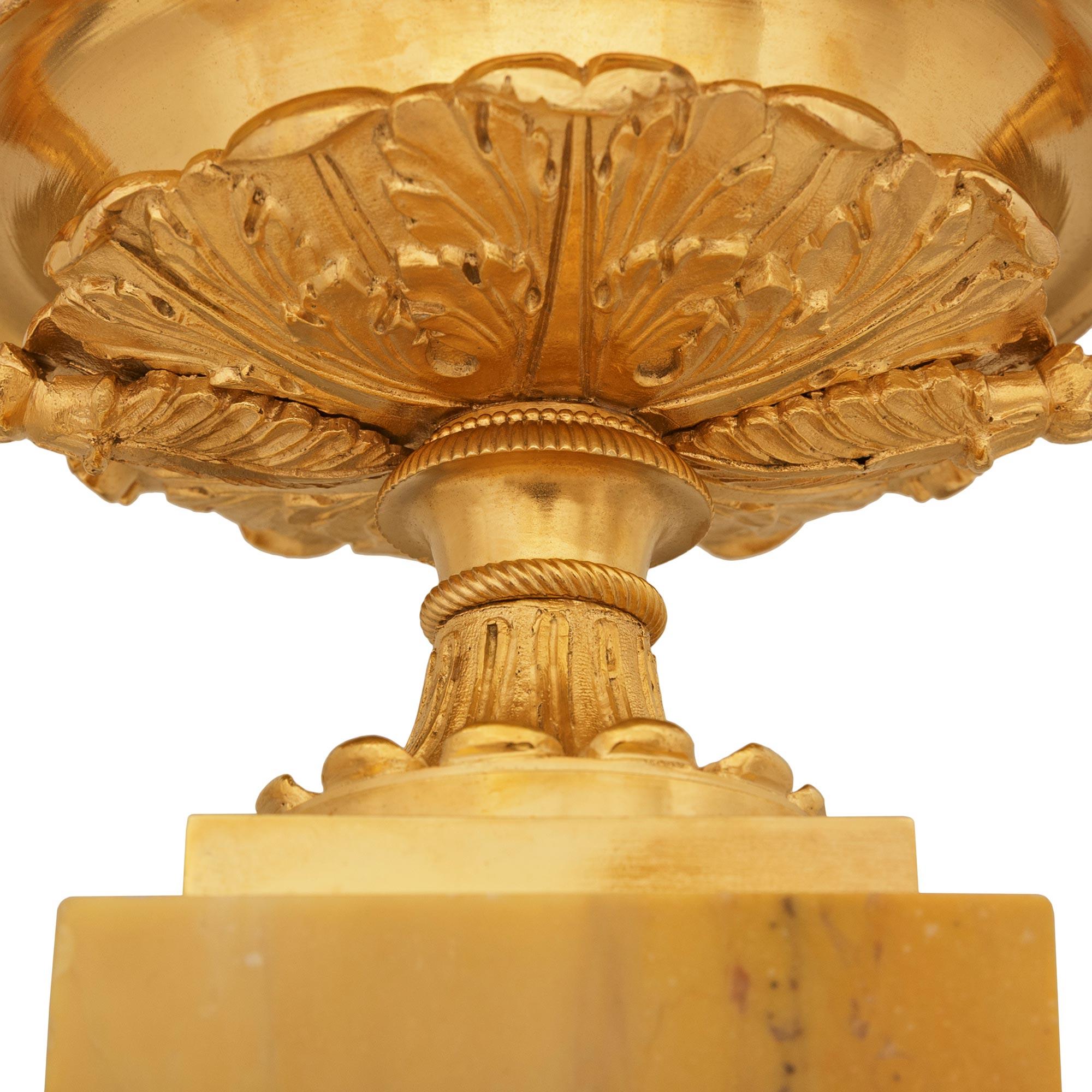 Similoro coppia di tazze francesi del XIX secolo in marmo di Siena e ormolano di Charles X in vendita