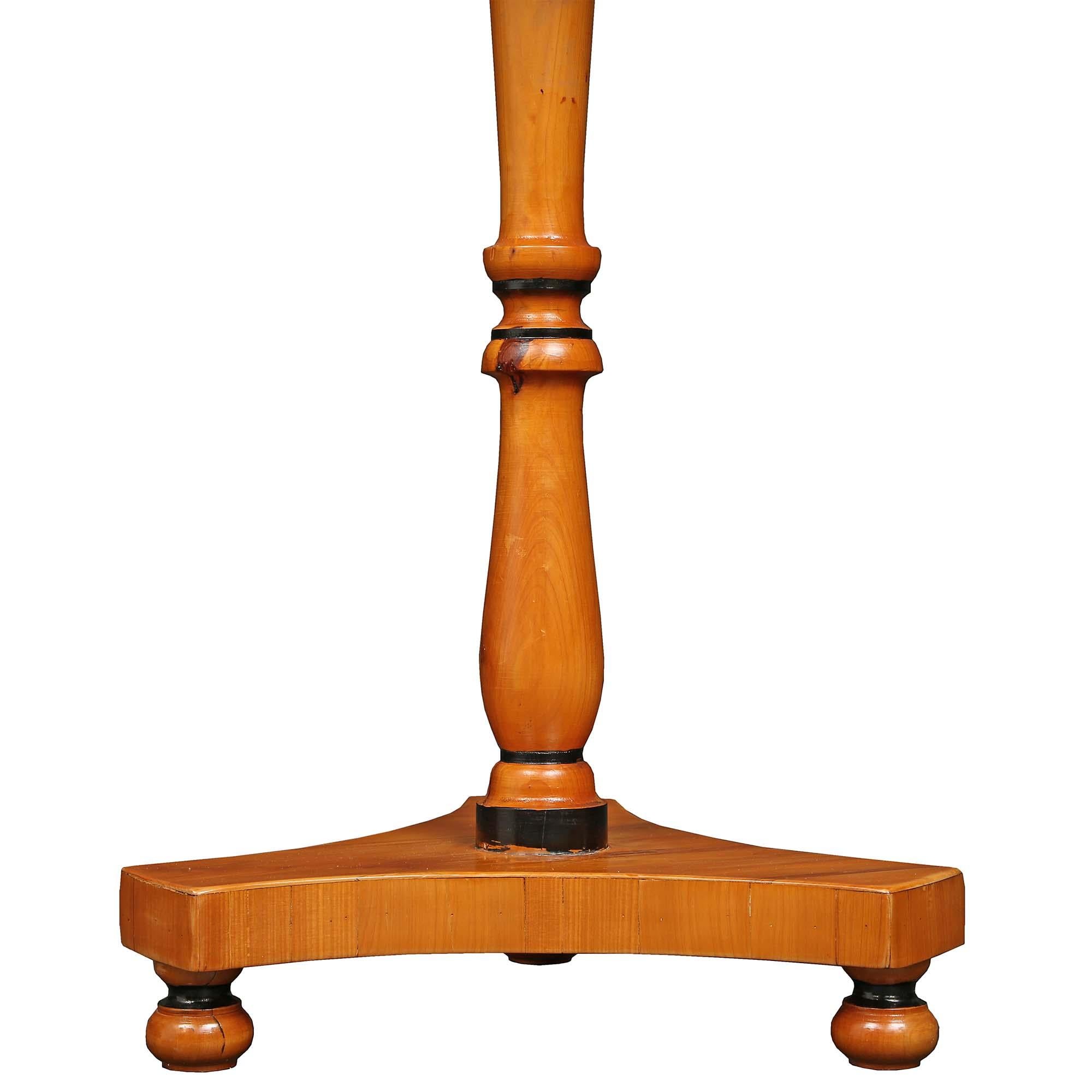 XIXe siècle Paire de tables d'appoint françaises en bois d'if du 19ème siècle de style Charles X St. Yew en vente