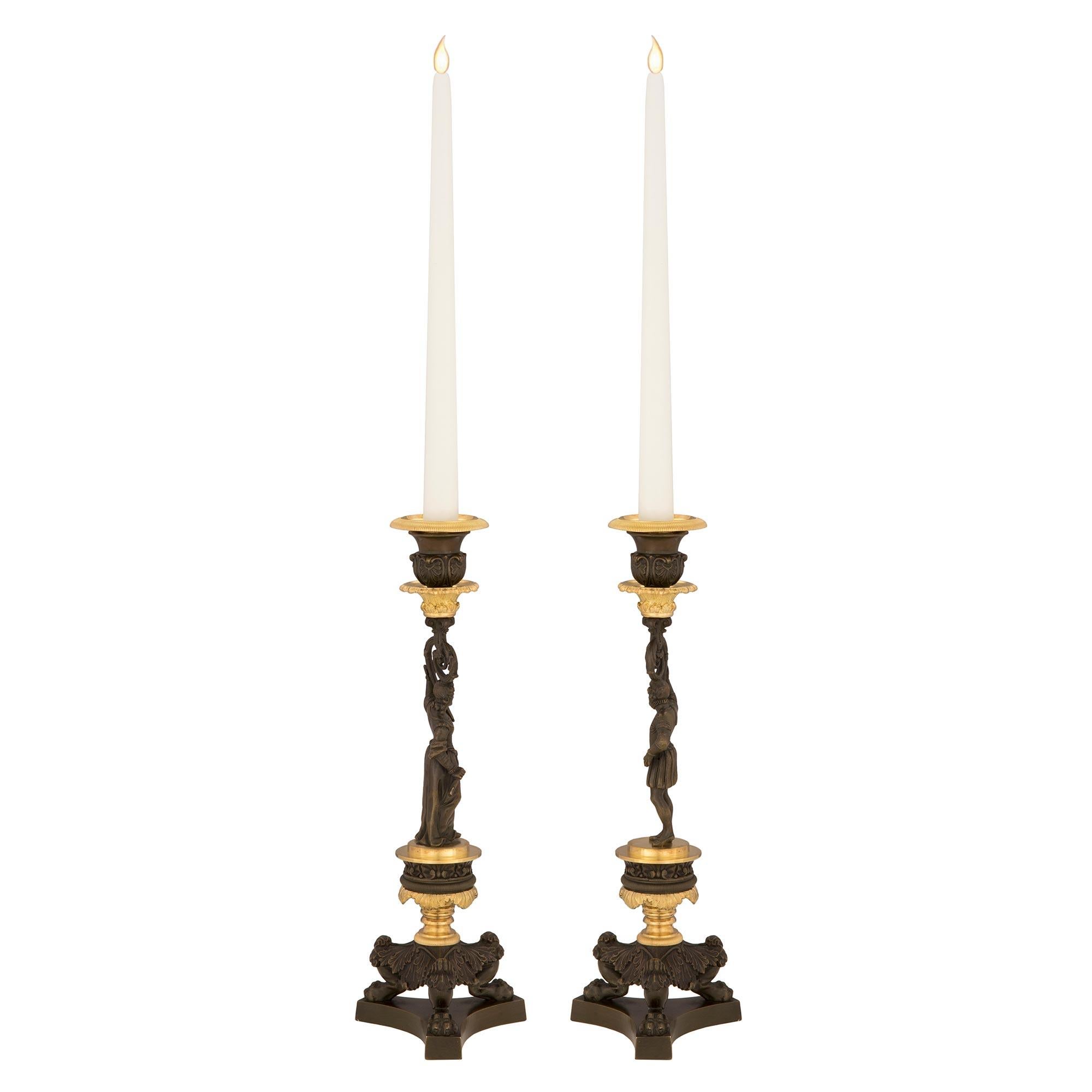 Paar französische Kerzenständer aus Bronze und Goldbronze im Stil von Charles X. aus dem 19. Jahrhundert (Patiniert) im Angebot