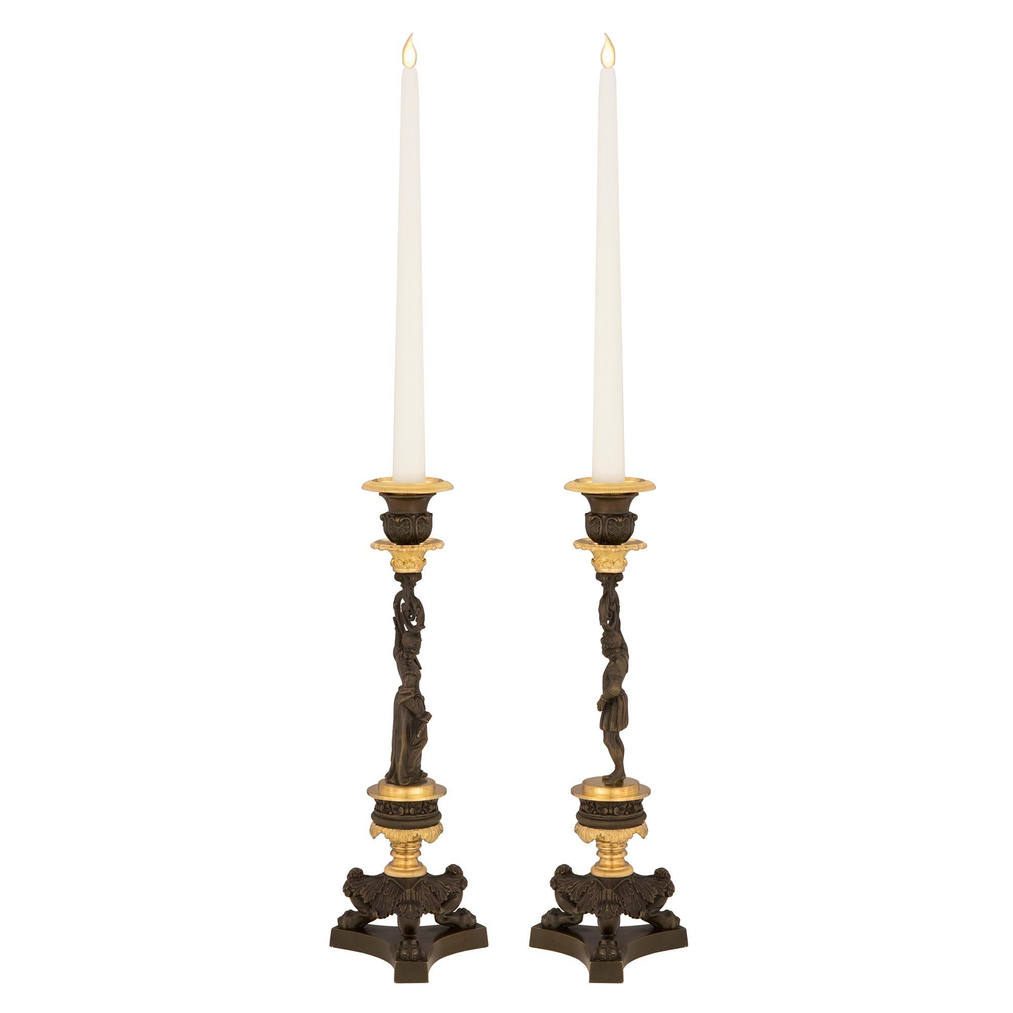 Francese Coppia di candelabri francesi del XIX secolo in stile Charles X in bronzo e ormeggio in vendita