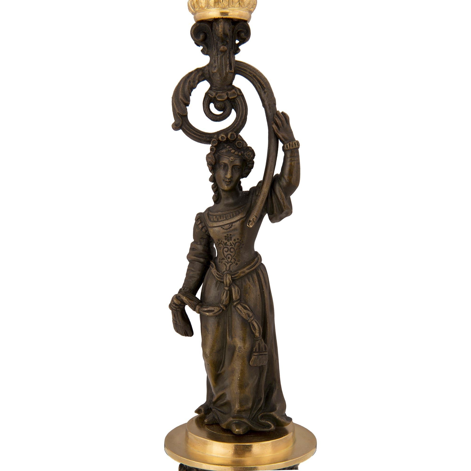 Paar französische Kerzenständer aus Bronze und Goldbronze im Stil von Charles X. aus dem 19. Jahrhundert im Angebot 2