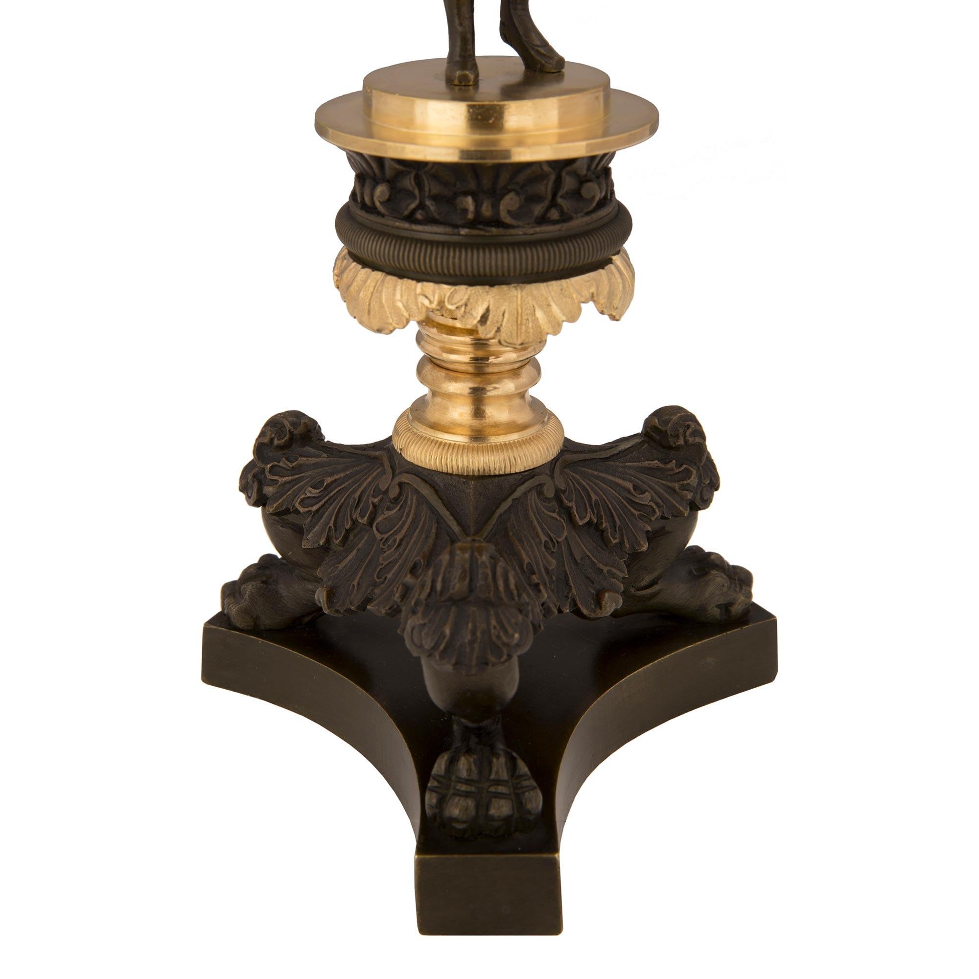 Coppia di candelabri francesi del XIX secolo in stile Charles X in bronzo e ormeggio in vendita 1